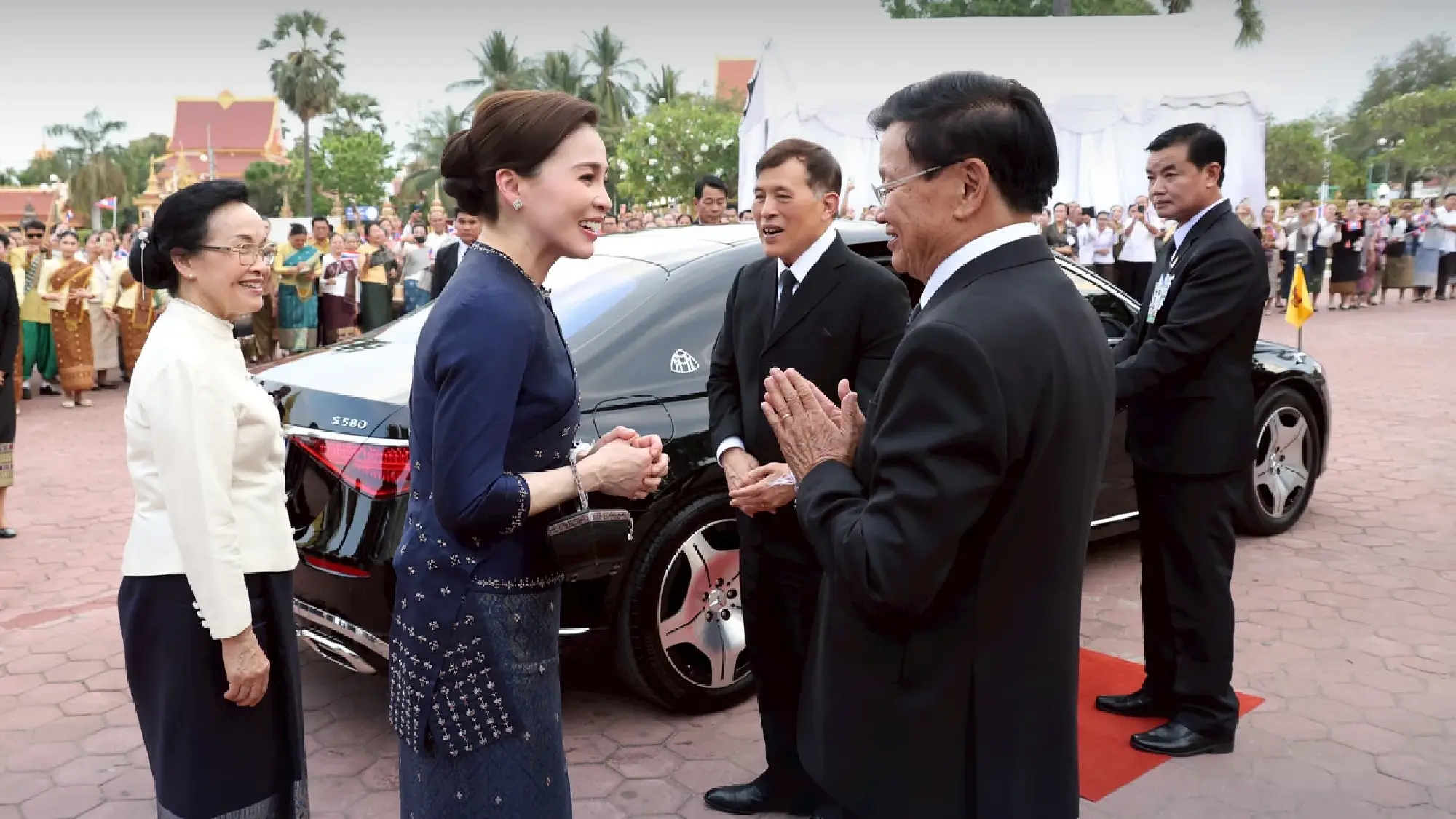 Their Majesties the King and Queen pay respects at Pha That Luang before concluding official visit to Laos