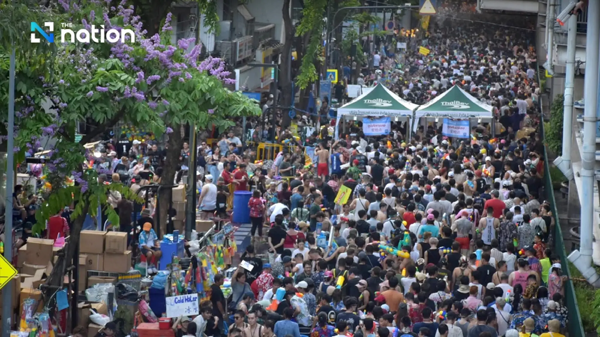 Silom hits record 160,000 revellers as Chadchart orders 8pm close
