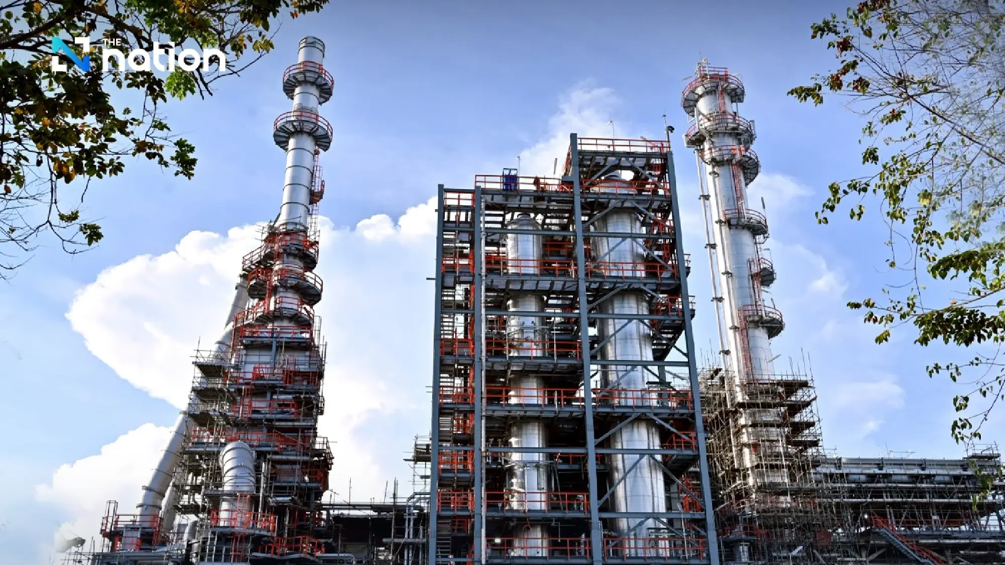 Govt invokes emergency decree, orders 2-baht refinery cut