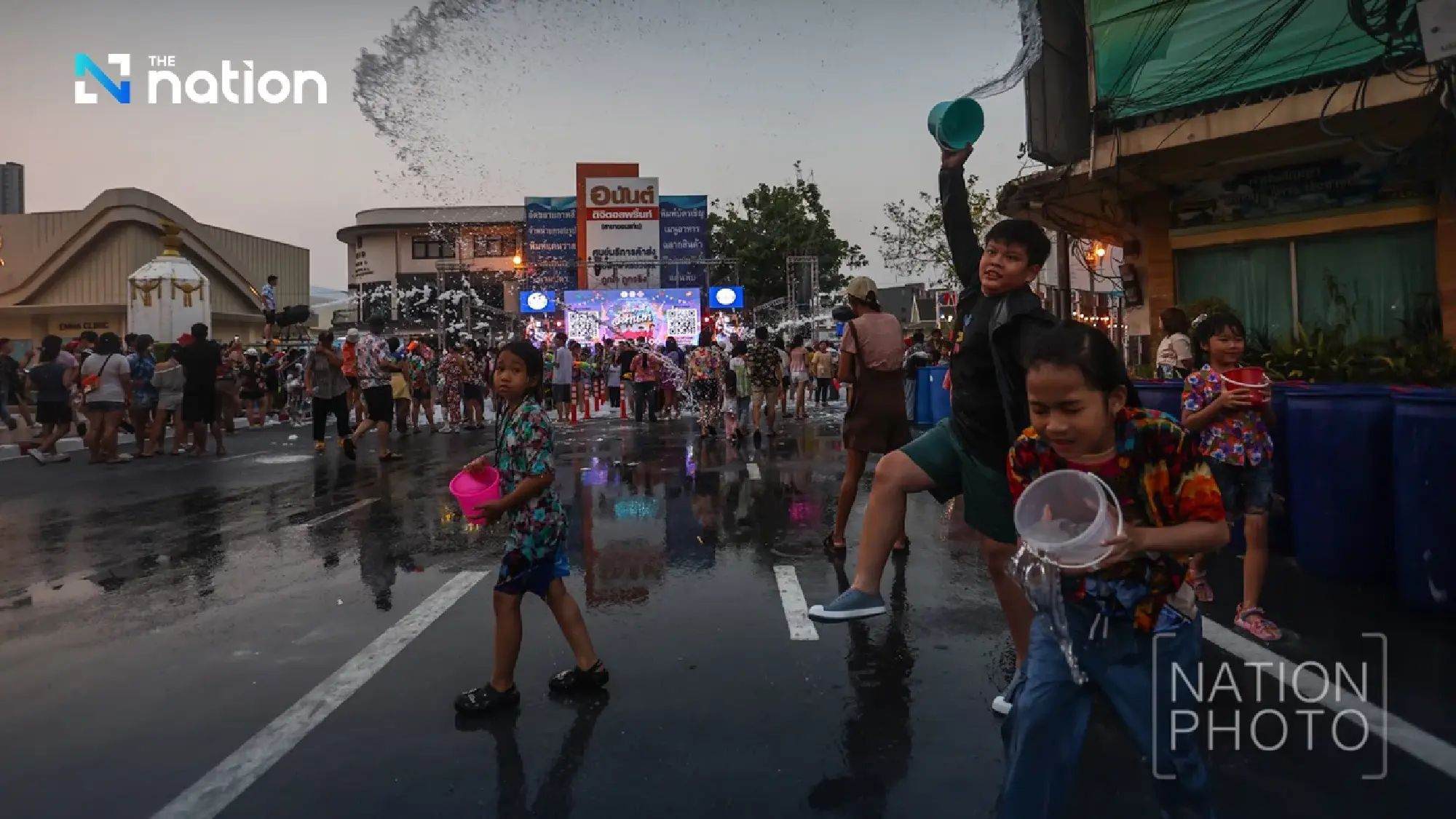 Khon Kaen’s Khao Niew Road Songkran draws huge crowds for human wave