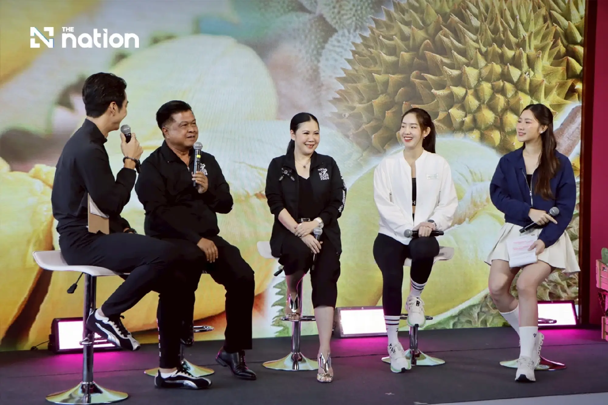 (centre) Thapanee Kiatphaibool 