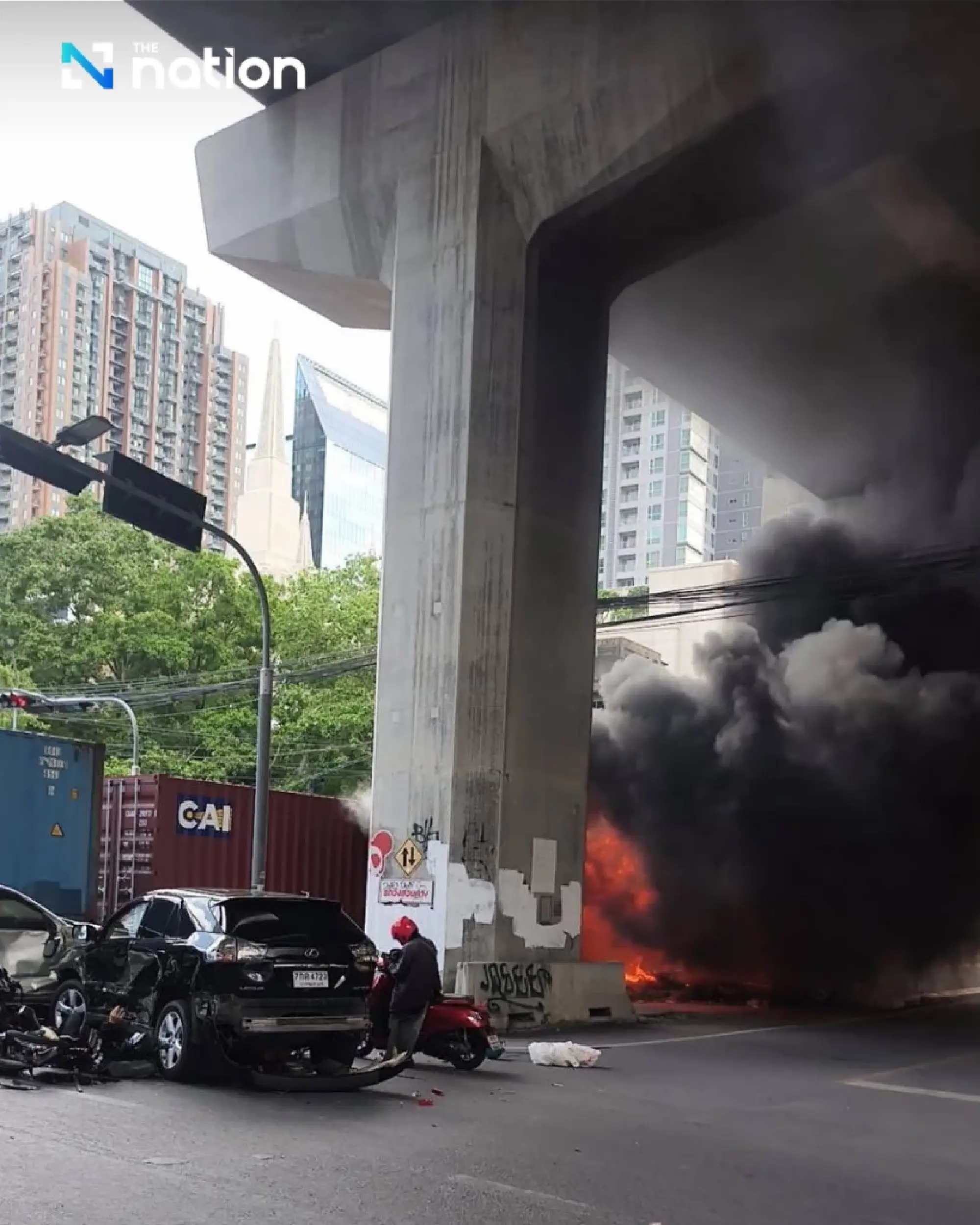 Eight found dead after freight train hits Bangkok bus near Makkasan