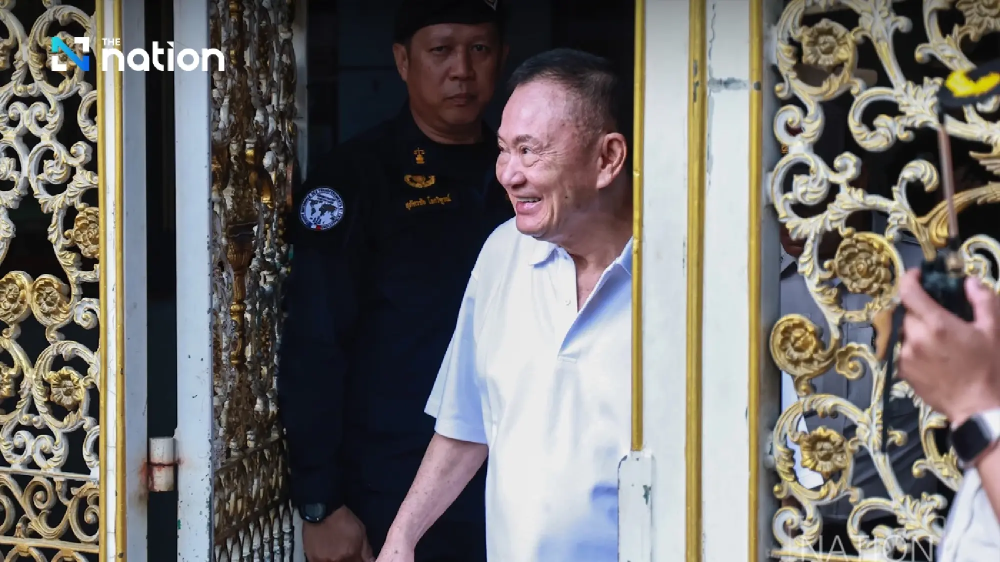 Thaksin walks free to cheers from family and red shirts