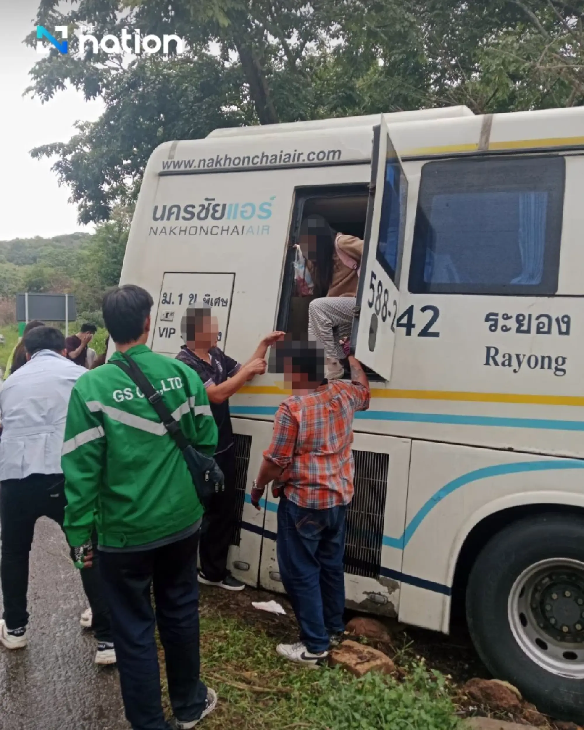 Tour bus crash in Wang Nam Khiao injures dozens amid heavy rain