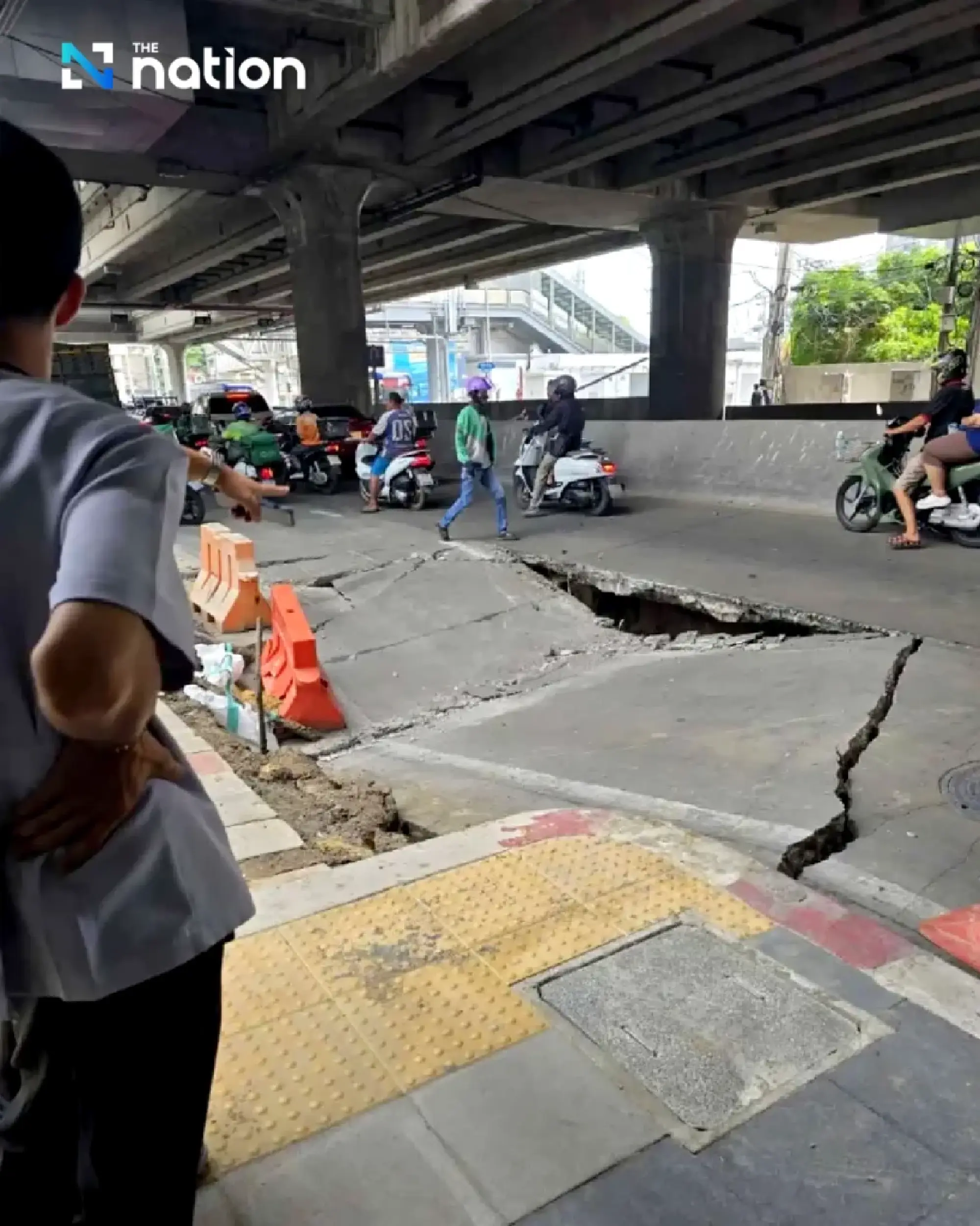 Road collapses on Charan Sanit Wong near Vichaivej Hospital, causing traffic delays