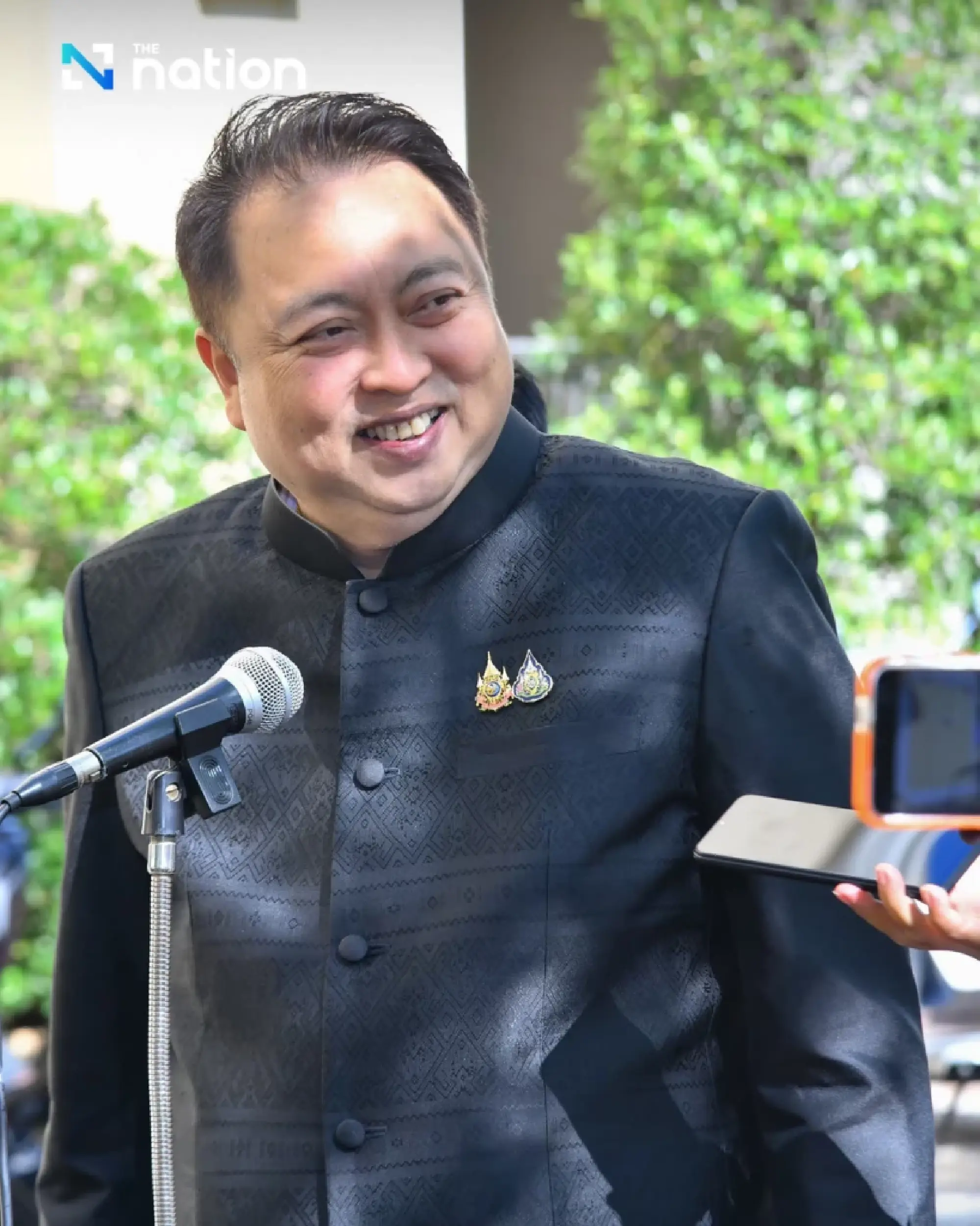 Sharp words — Suchart apologises after graft-poll media clash