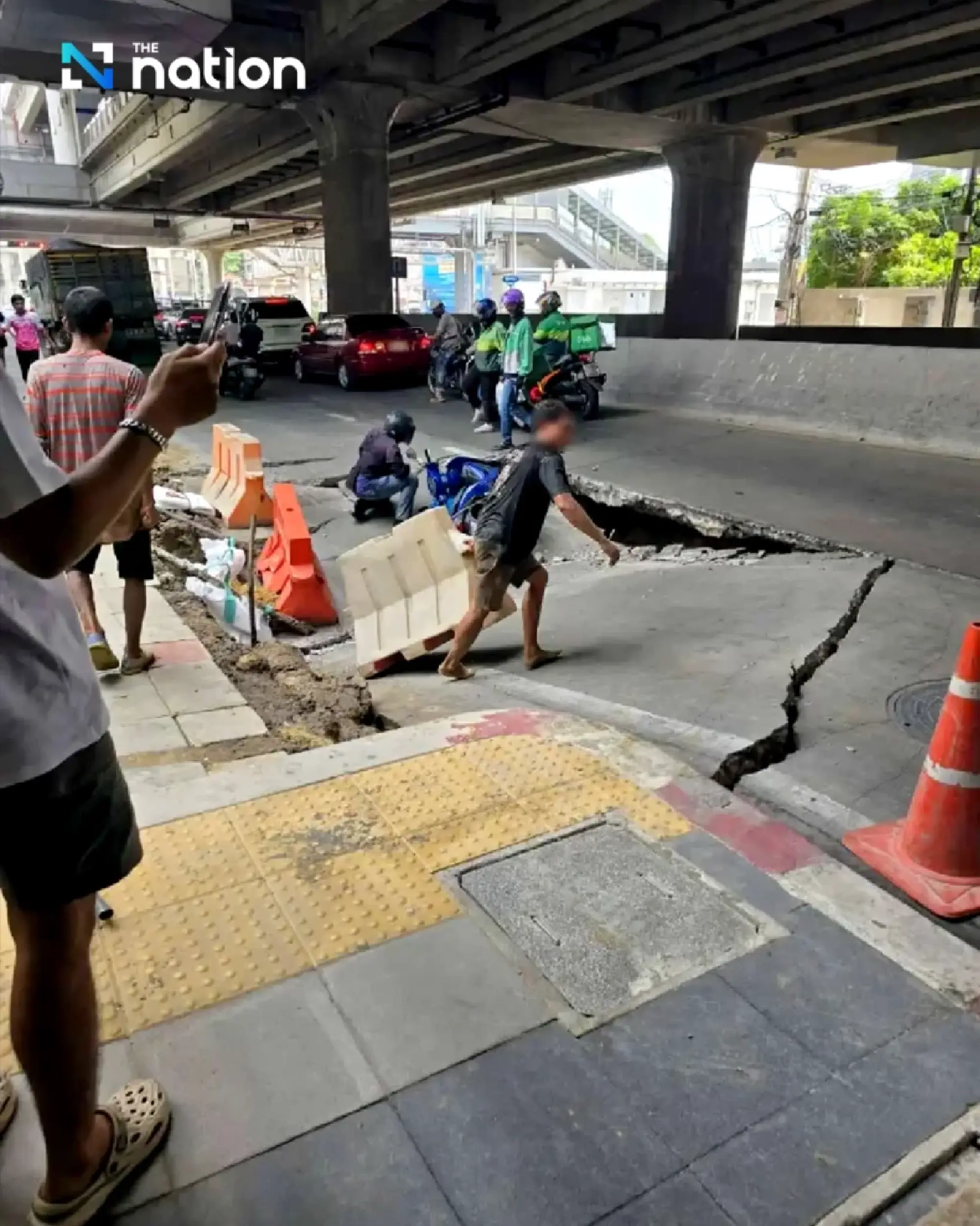 Road collapses on Charan Sanit Wong near Vichaivej Hospital, causing traffic delays