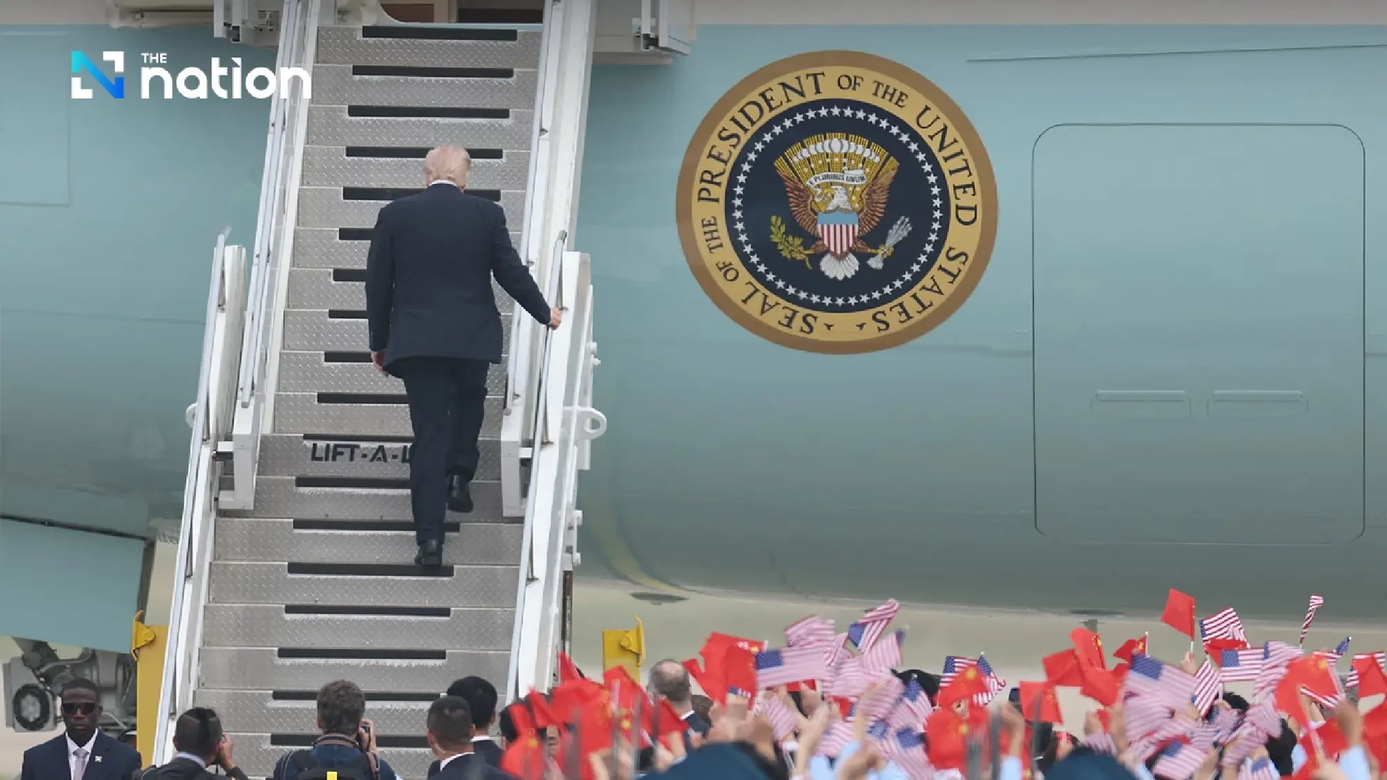 Trump team discards China-issued items before Air Force One flight