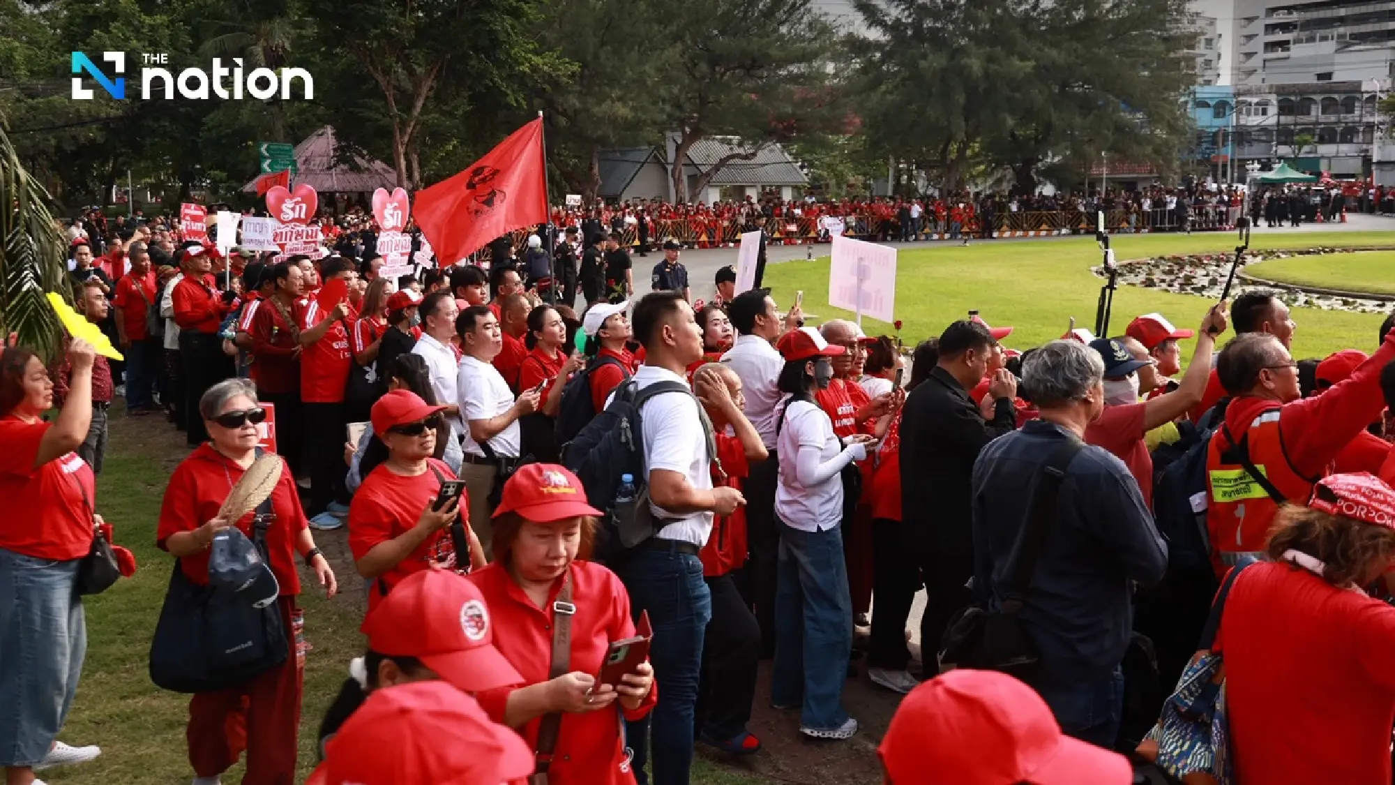 Thaksin walks free to cheers from family and red shirts