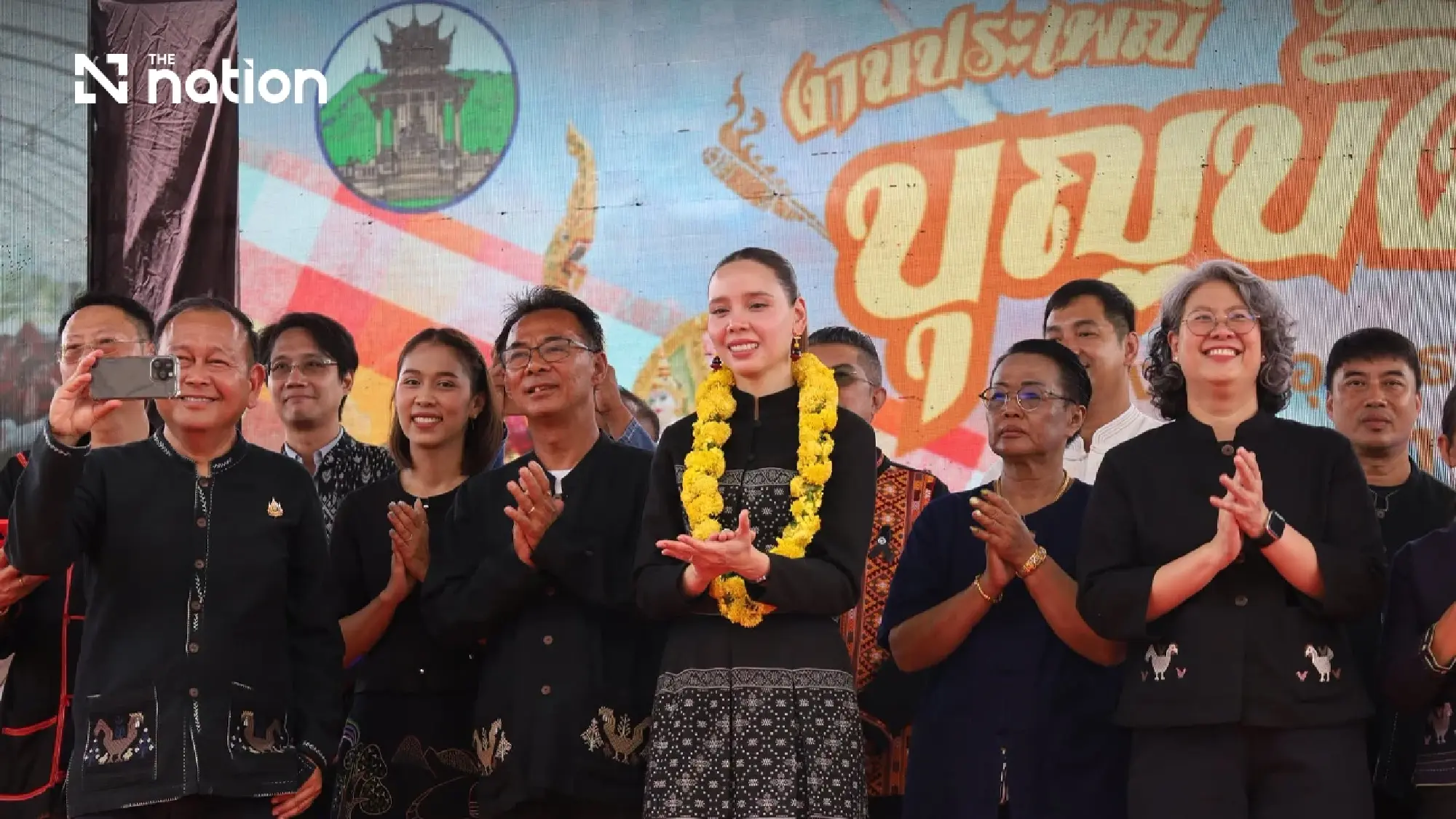 Culture Minister Sabeeda Thaised (Centre)