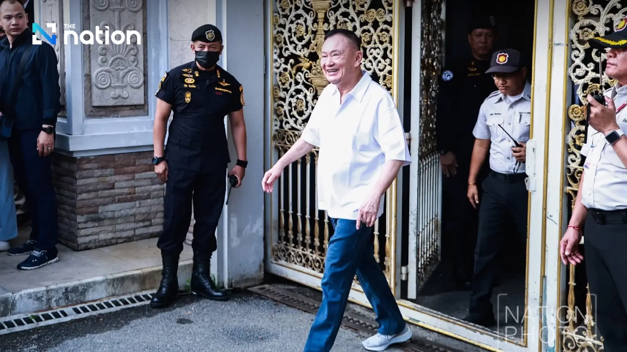 Thaksin removes EM bracelet after Thon Buri court reviews pardon list
