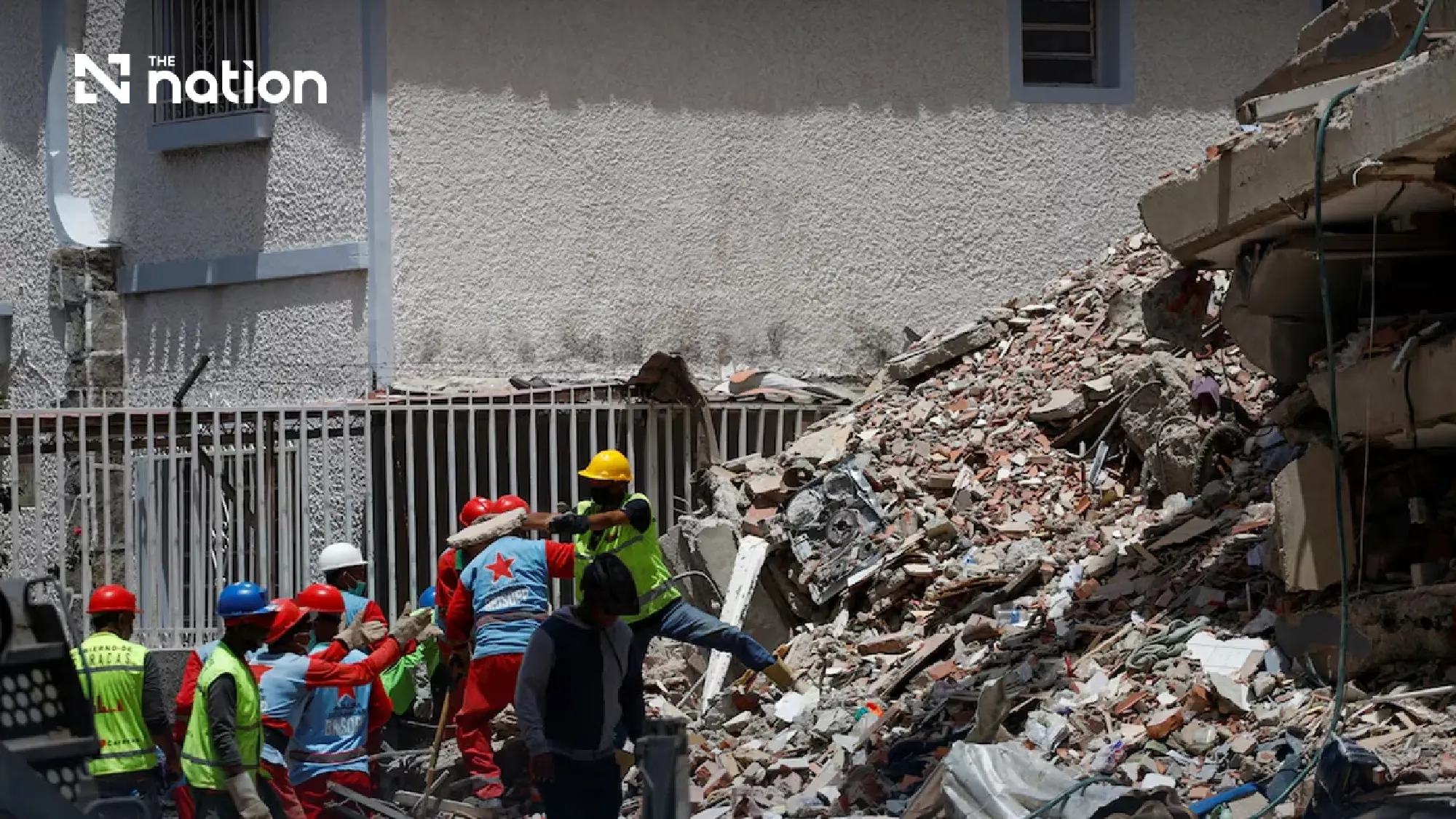 Venezuela hit by fresh quake as toll tops 900