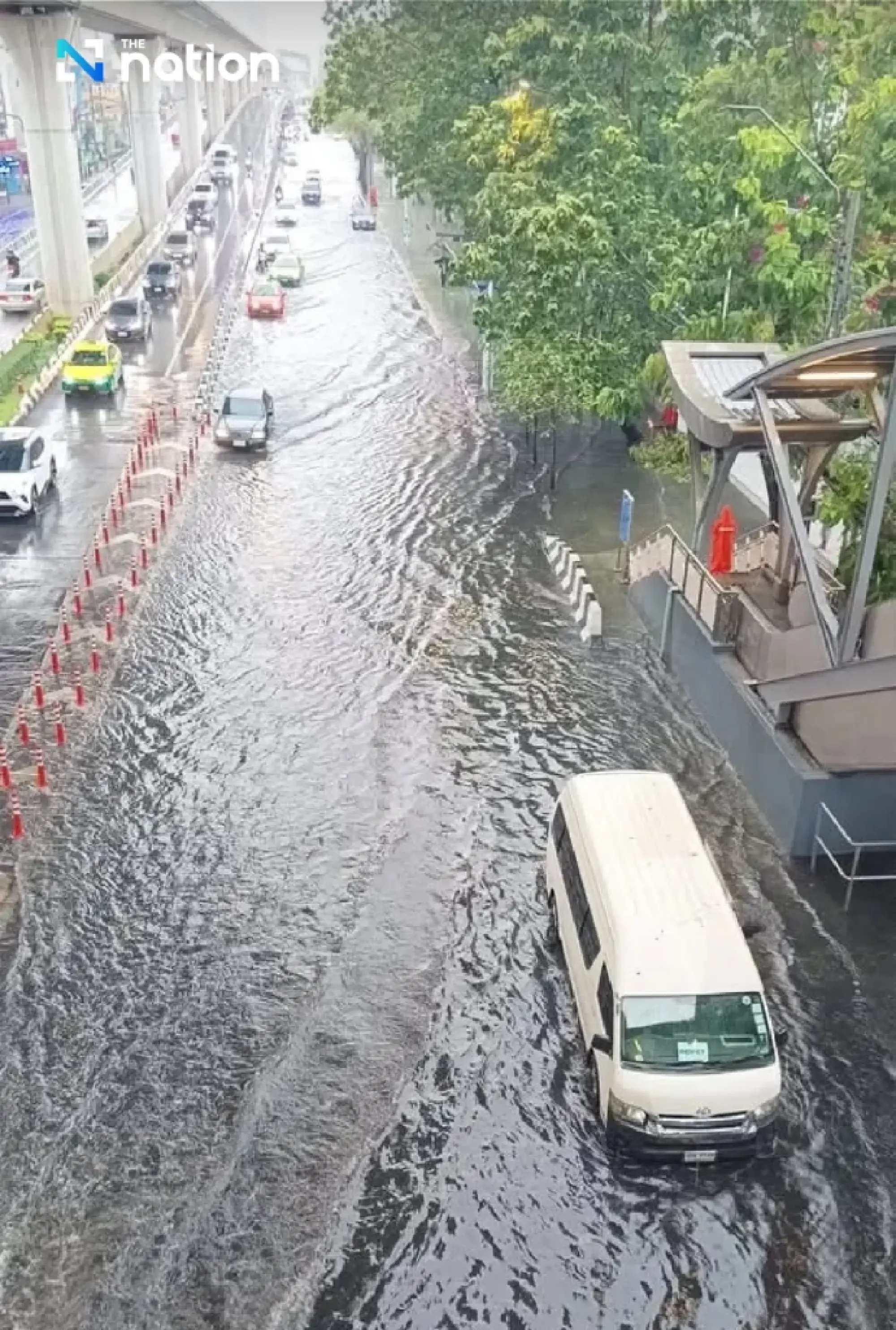 Bangkok downpour floods Phahon Yothin near Kasetsart BTS, TMD warns of more rain