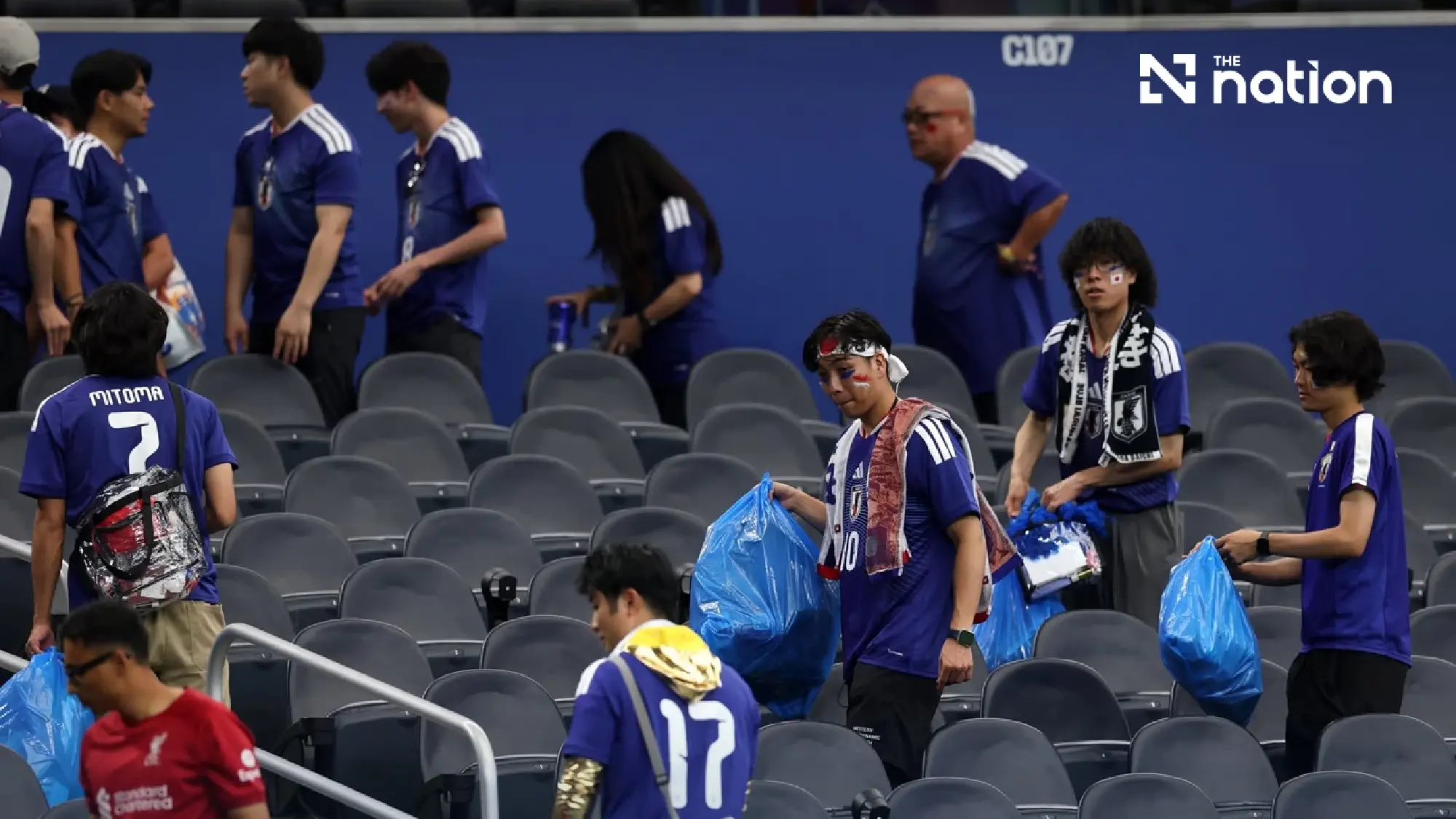 Japanese fans win hearts by cleaning Dallas Stadium after World Cup draw