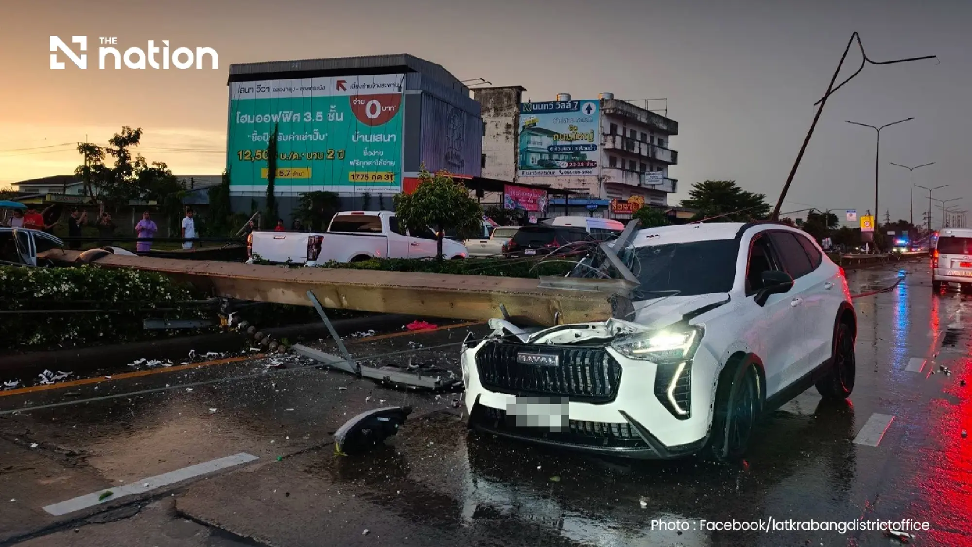 Traffic alert: Chalong Krung road in Lat Krabang is closed after a storm toppled power poles