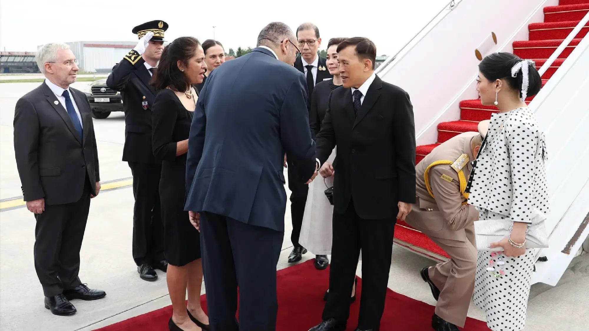 Their Majesties arrive in Paris to mark 170 years of Thai-French ties