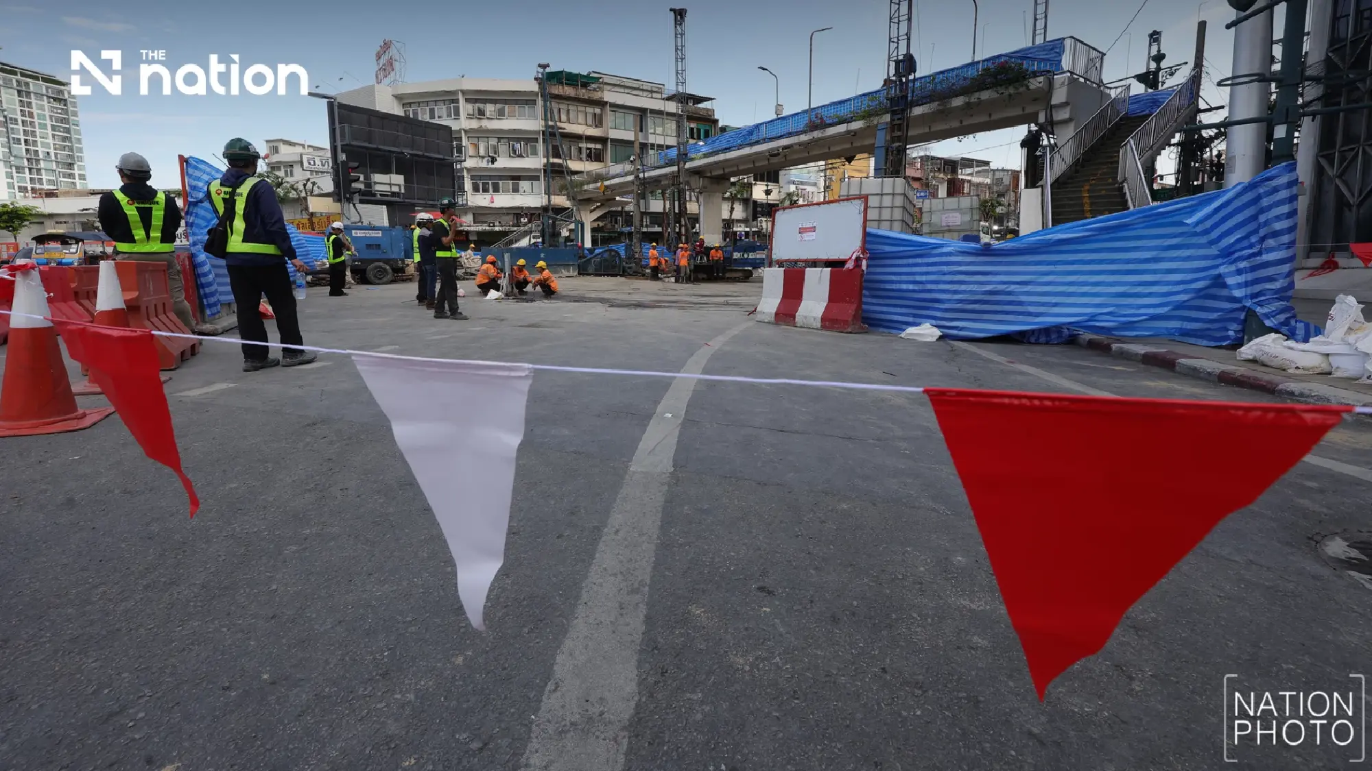 DDPM sends cell broadcast alert to 14 Bangkok districts as Khlong San bans use of unsafe buildings