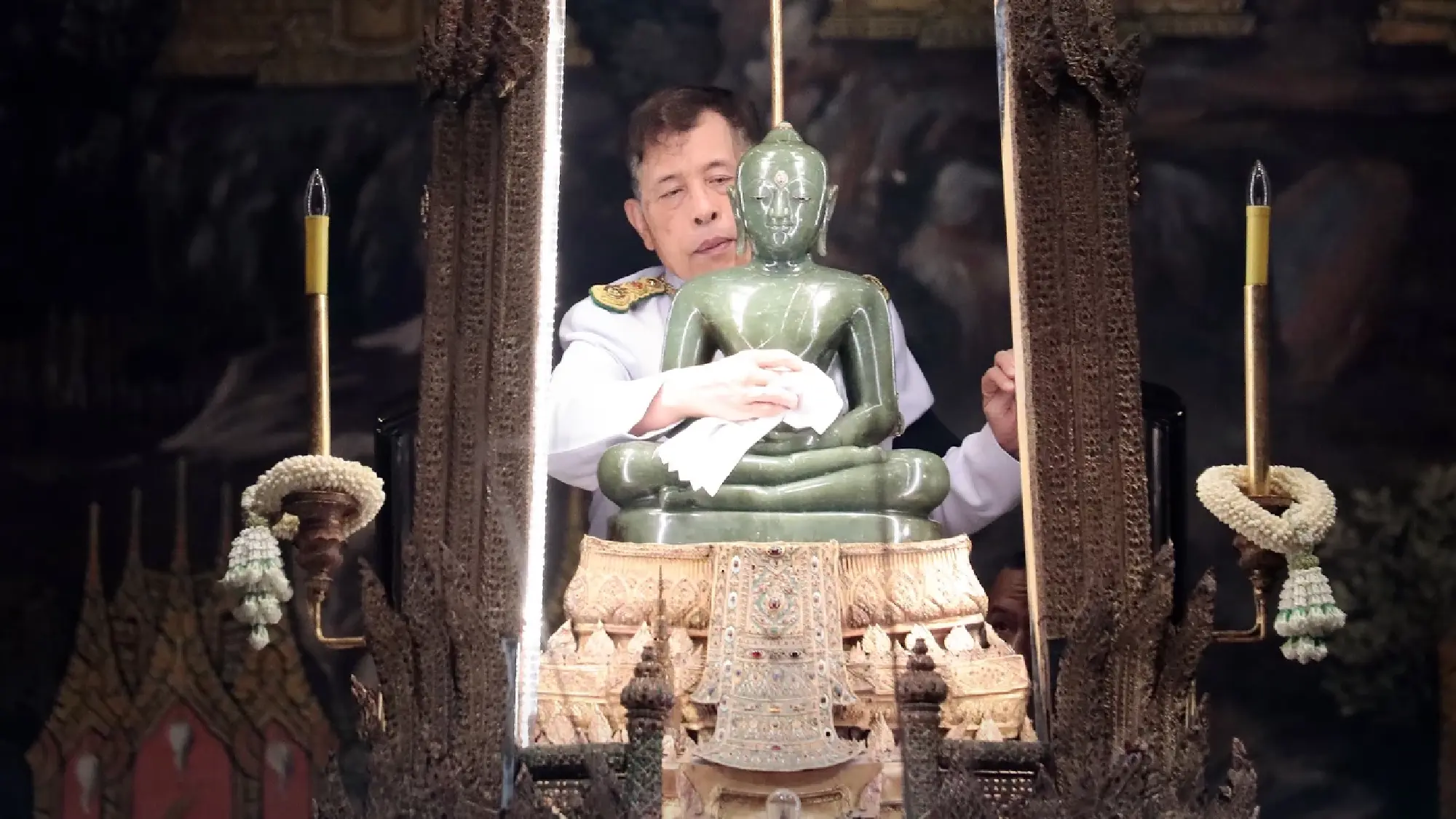 Their Majesties the King and Queen Preside Over Seasonal Robe-Changing Ceremony for the Emerald Buddha