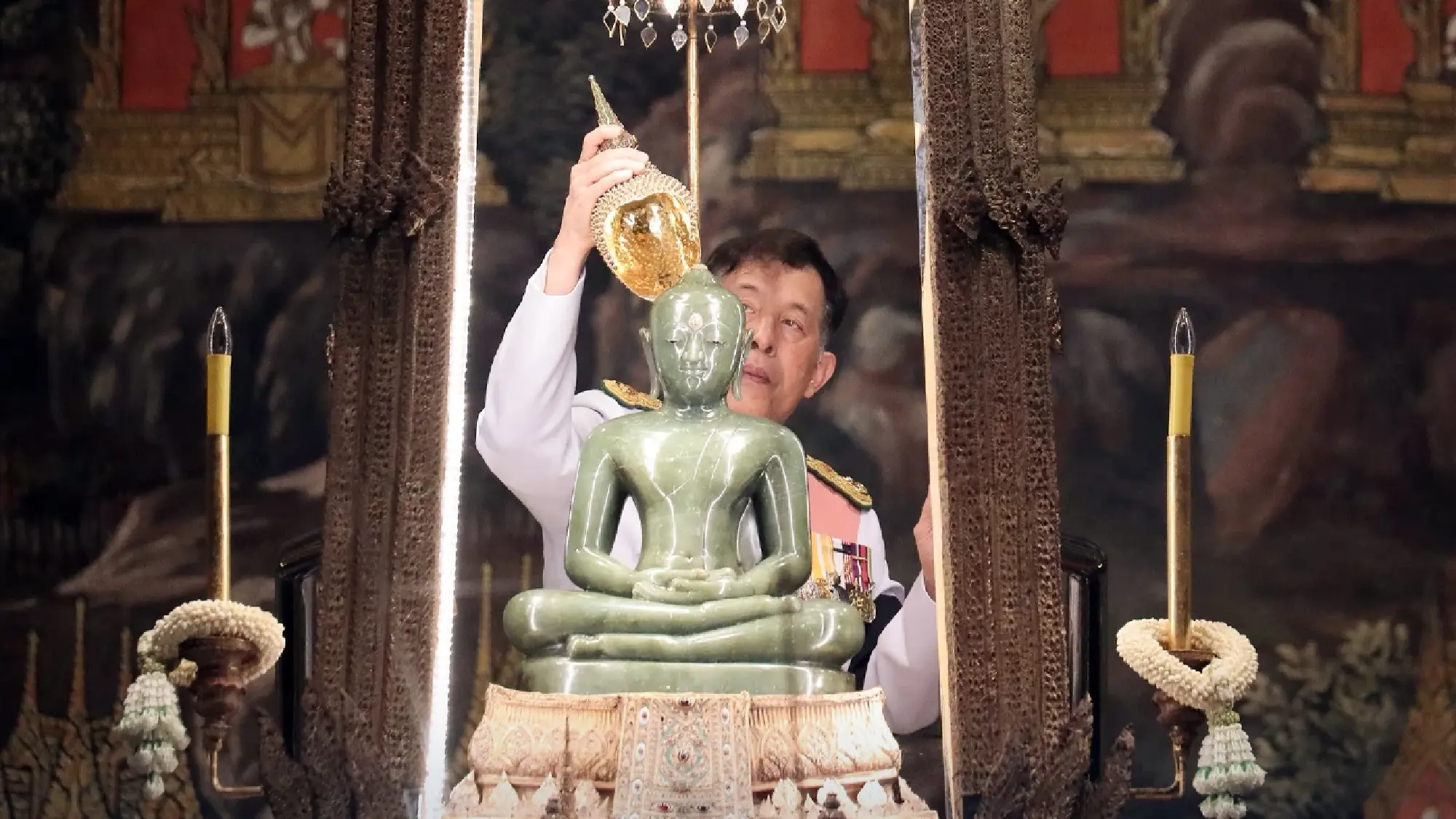 Their Majesties the King and Queen Preside Over Seasonal Robe-Changing Ceremony for the Emerald Buddha
