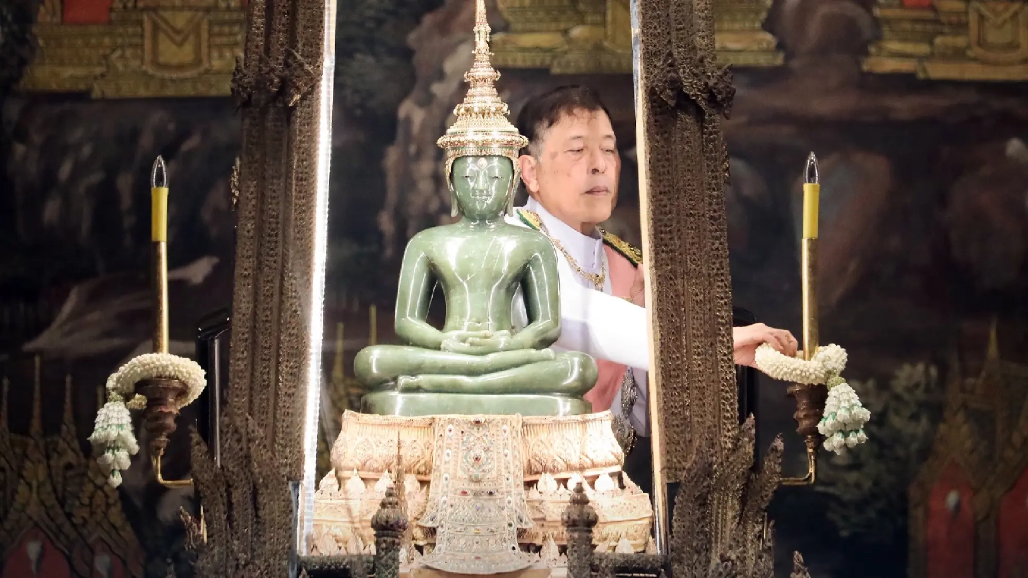 Their Majesties the King and Queen Preside Over Seasonal Robe-Changing Ceremony for the Emerald Buddha