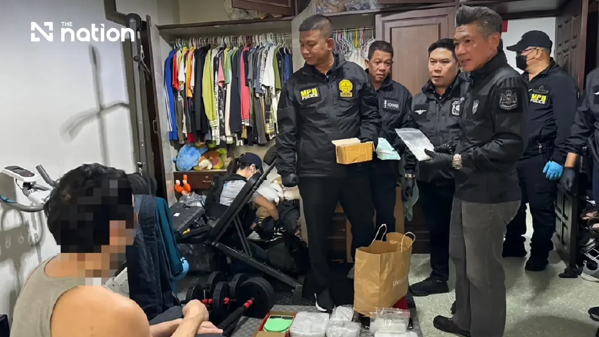 Police raid secret Huai Khwang pub disguised as game shop, find drugs and no fire exit