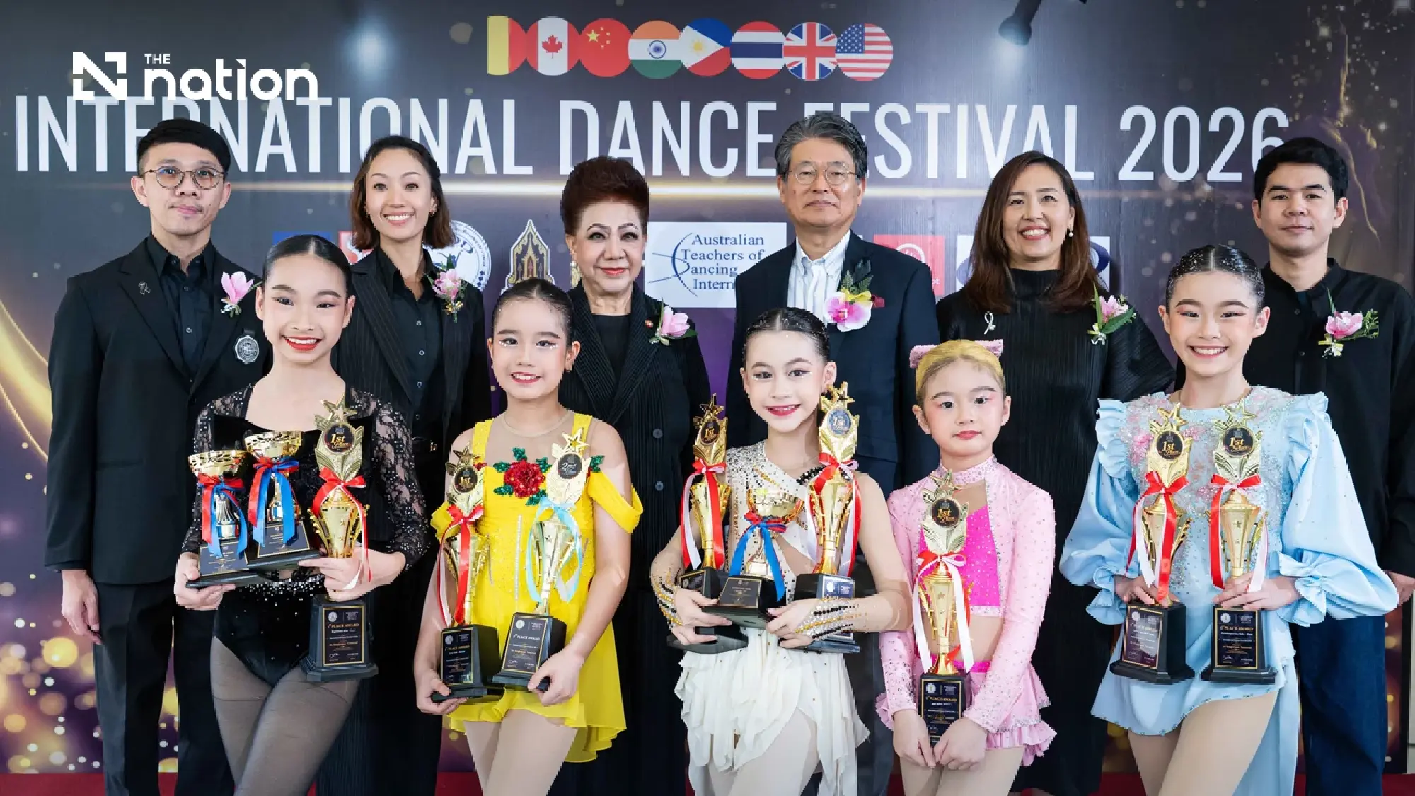 (3rd–4th from left) Dr. Mom Luang Preeyapun Sridhavat, President of the ATOD Children and Youth Development Association, and Mr. Harada Masaru, Consul-General of Japan in Chiang Mai, joined in congratulating the youth award recipients.