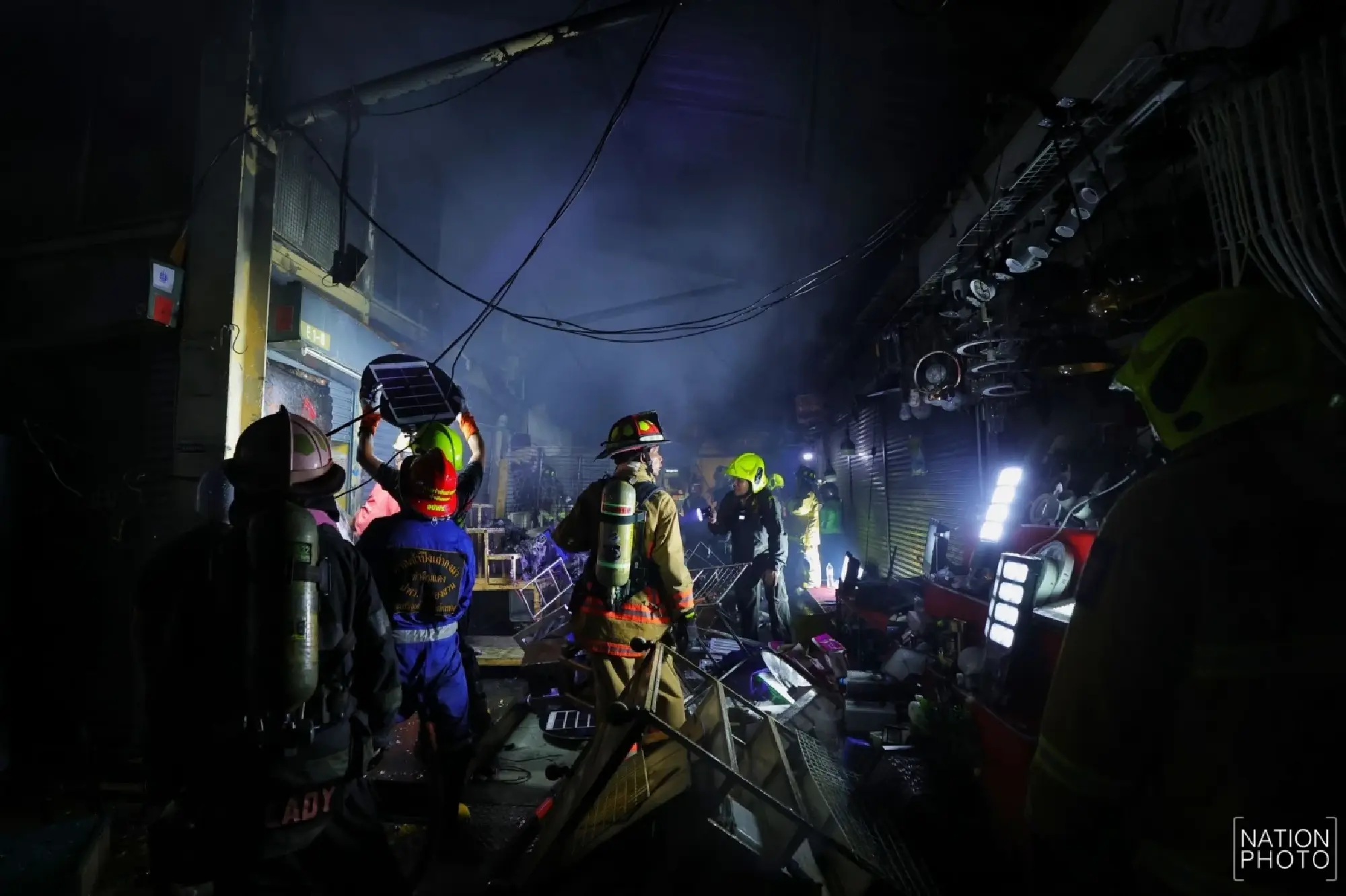 Khlong Thom roof subsides as crews fight fire from outside