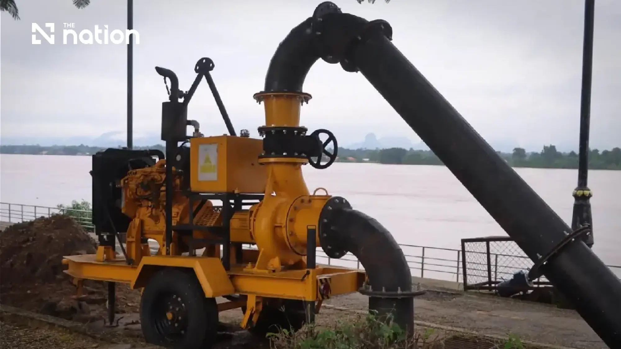 Nakhon Phanom steps up flood defences with Mekong near critical level