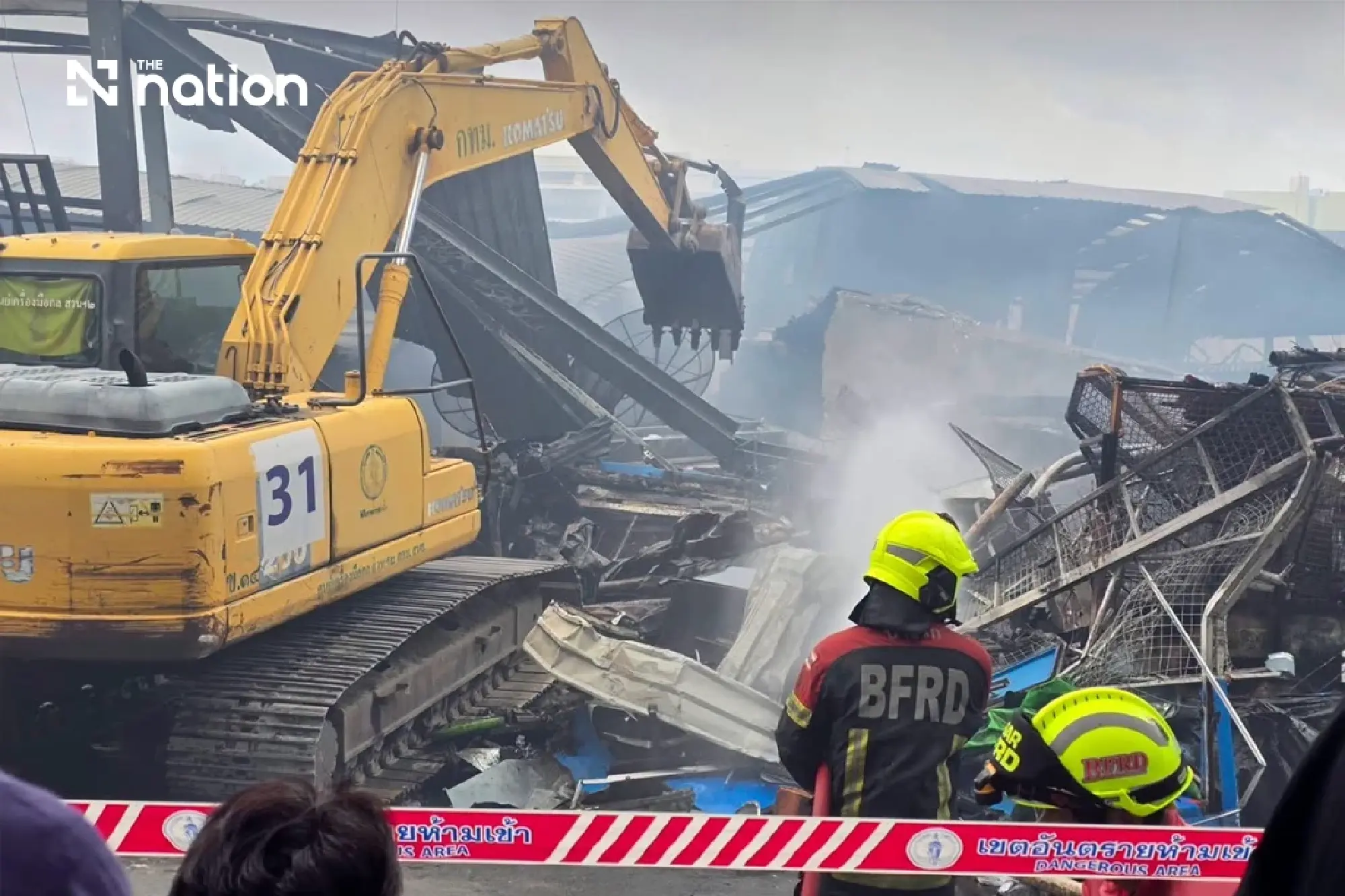 Khlong Thom blaze hits 300 stalls, injures 11 amid toxic smoke alert