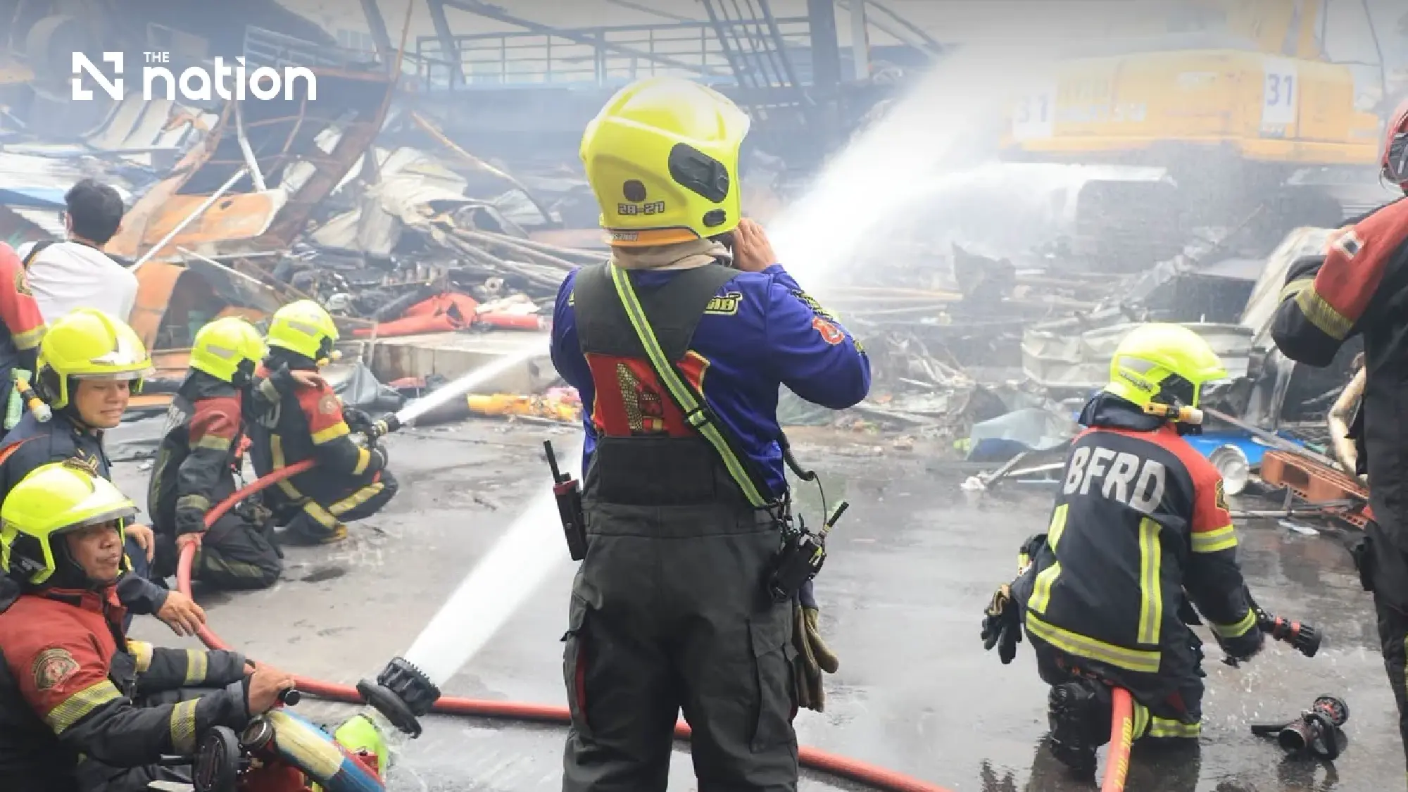 Khlong Thom blaze hits 300 stalls, injures 11 amid toxic smoke alert