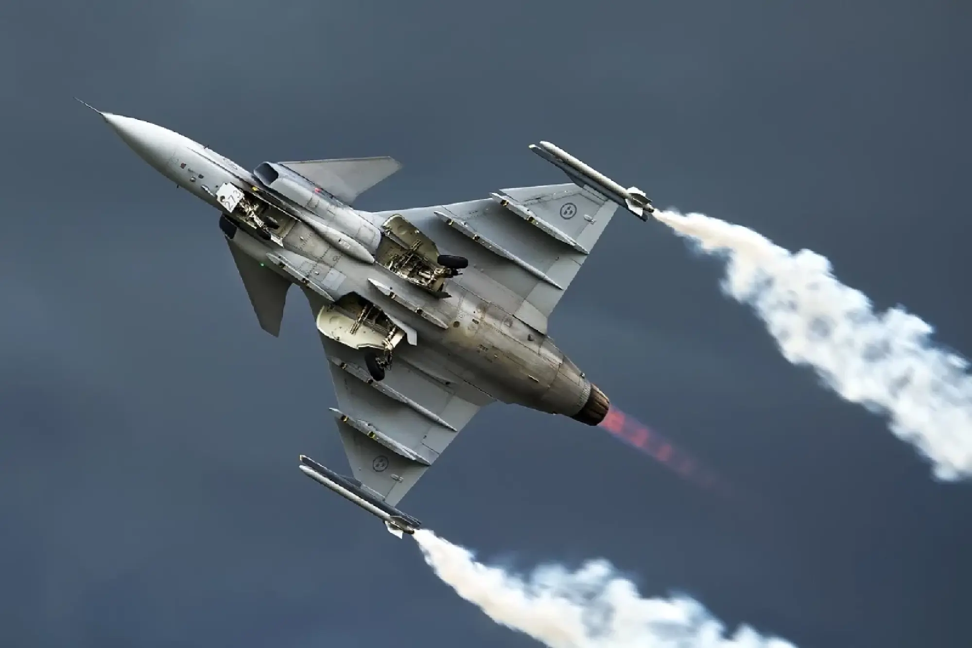 Queen Suthida undertakes advanced Gripen training at Wing 7