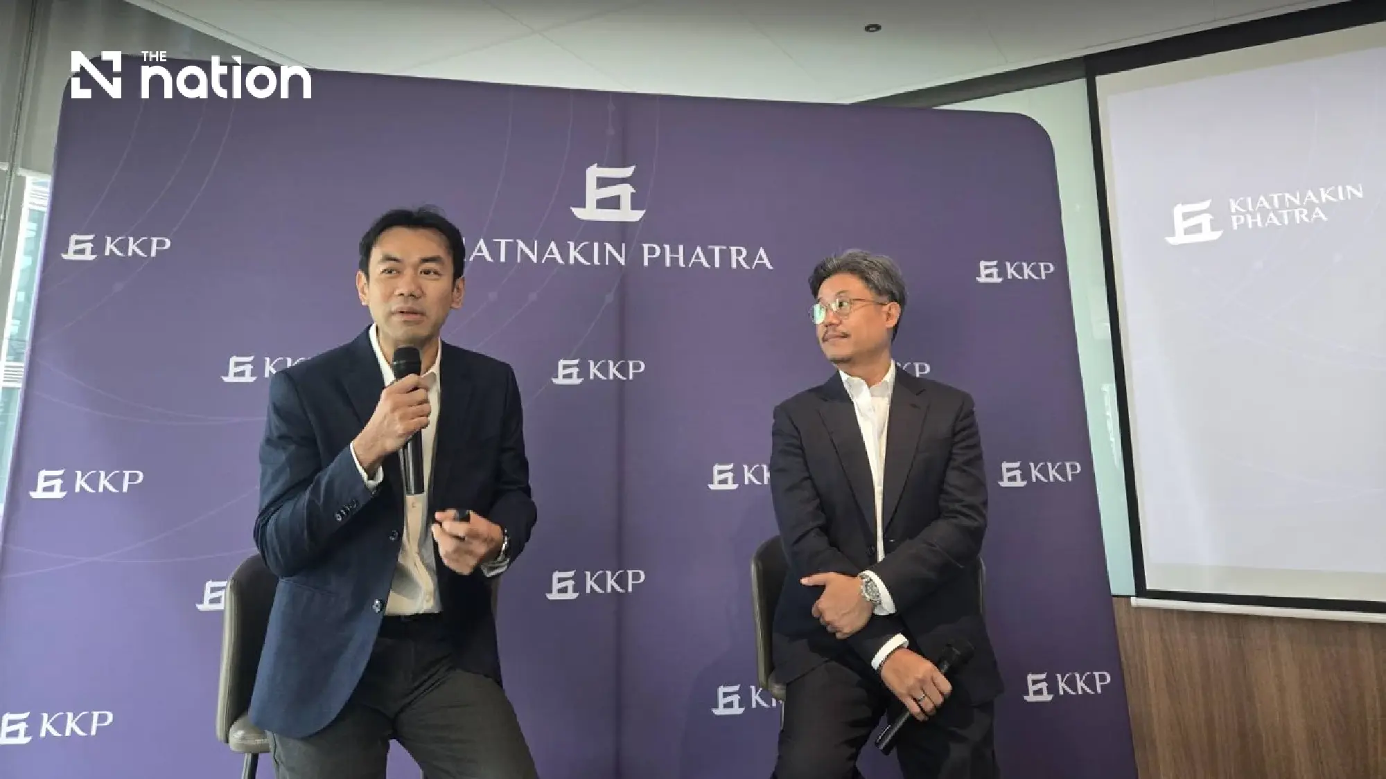 (from left) Korntip Pruekprasertdee and Kawin Supinacharoen