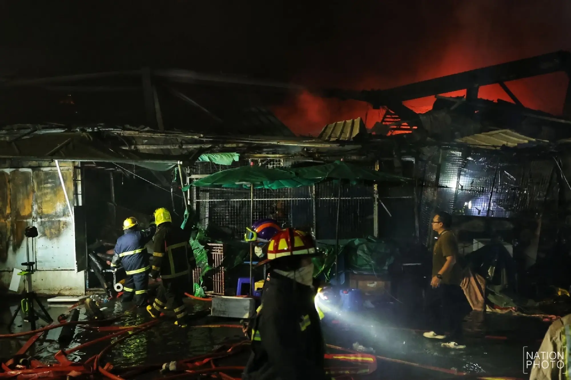 Khlong Thom roof subsides as crews fight fire from outside