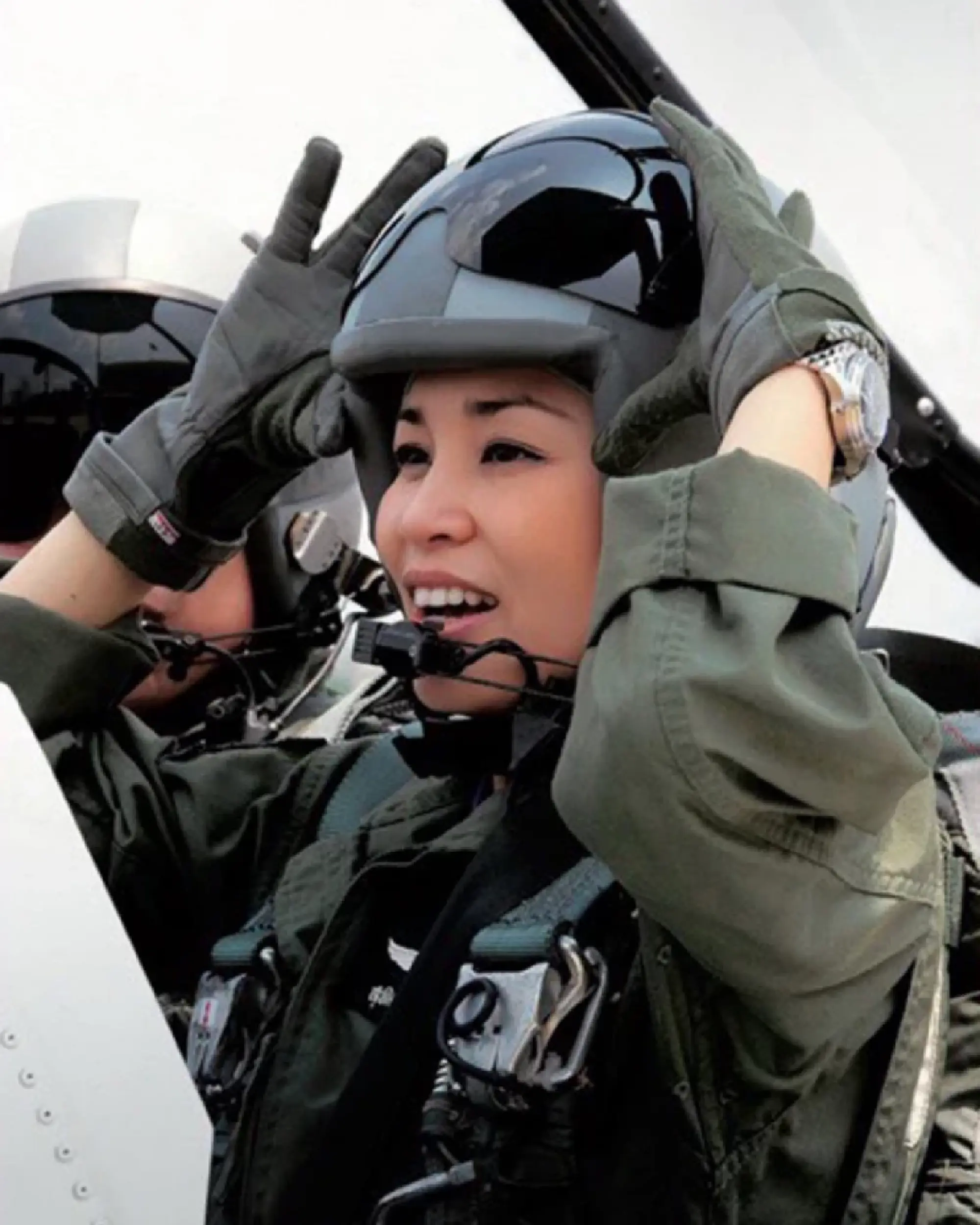 Queen Suthida undertakes advanced Gripen training at Wing 7