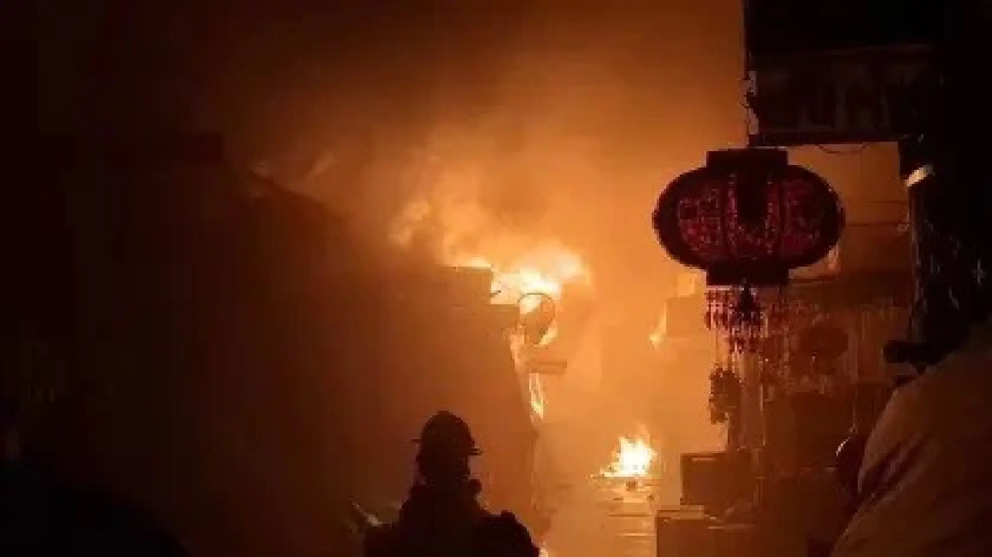 Fire engulfs Klongthom Centre ground floor, reaches mezzanine