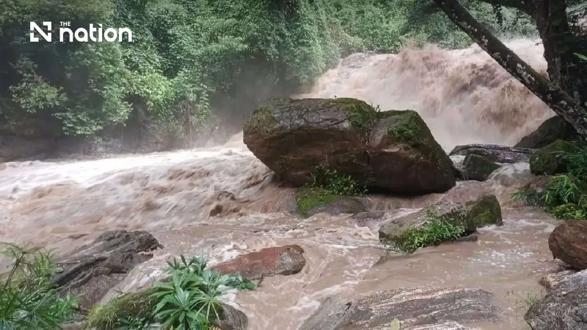 Doi Suthep-Pui temporarily closes Mae Sa Waterfall after flash flood