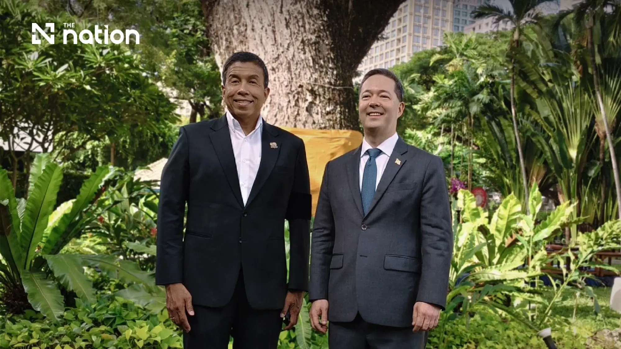 Ambassador of the United States to Thailand, Sean K. O’Neill on the right and Chadchart Sittipunt, Governor of Bangkok on the left
