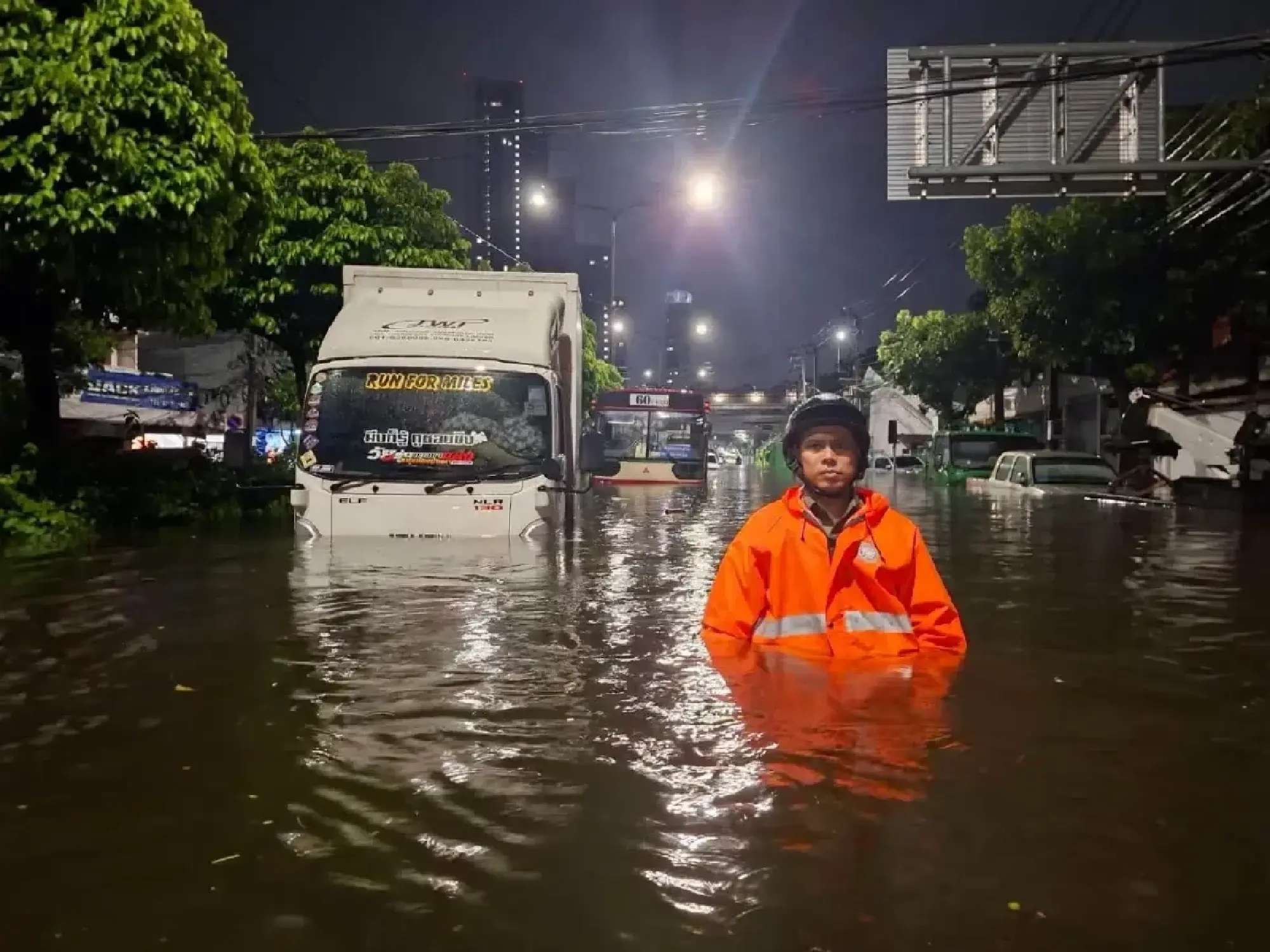 Bang Kapi floods still block small cars as Vibhavadi improves on Sept 28