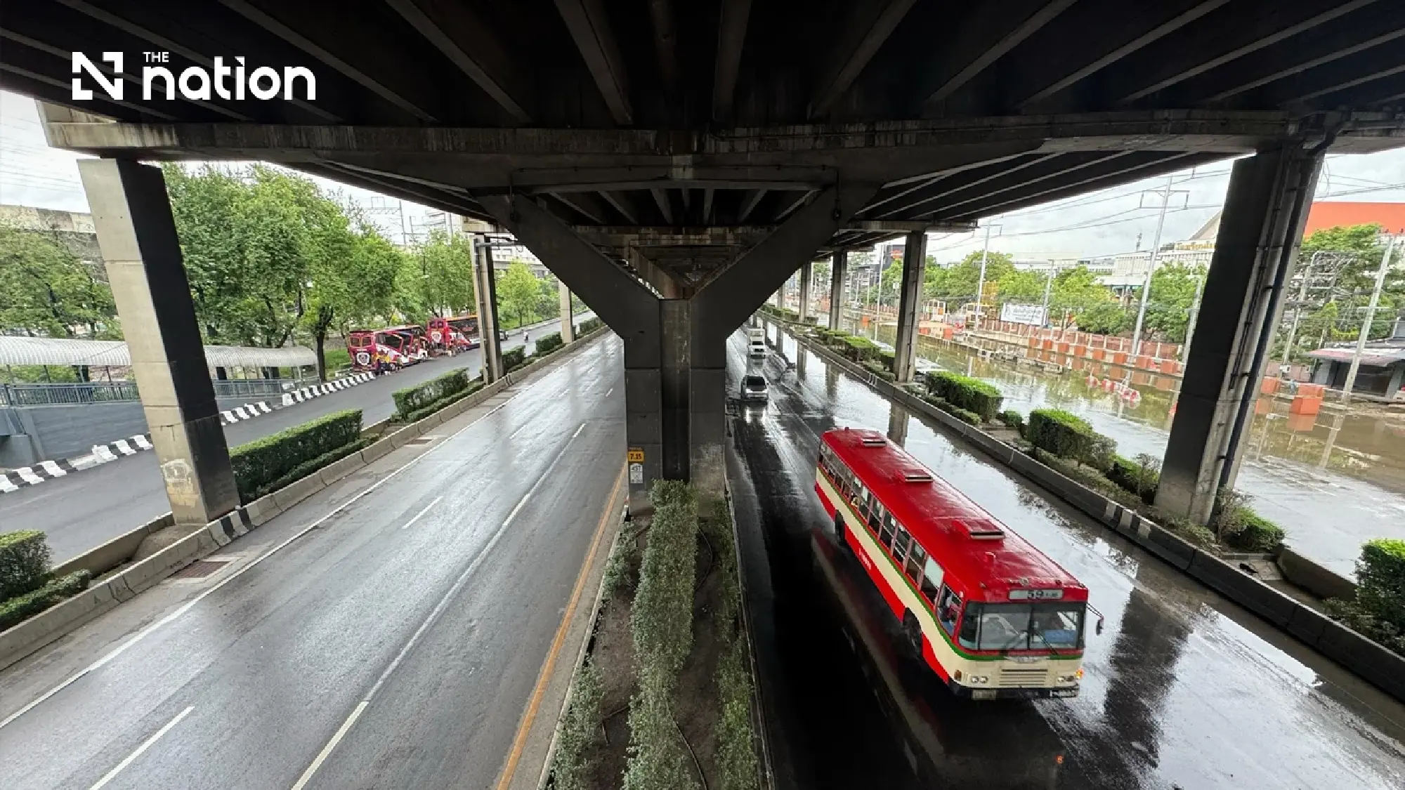 Bang Kapi floods still block small cars as Vibhavadi improves on Sept 28