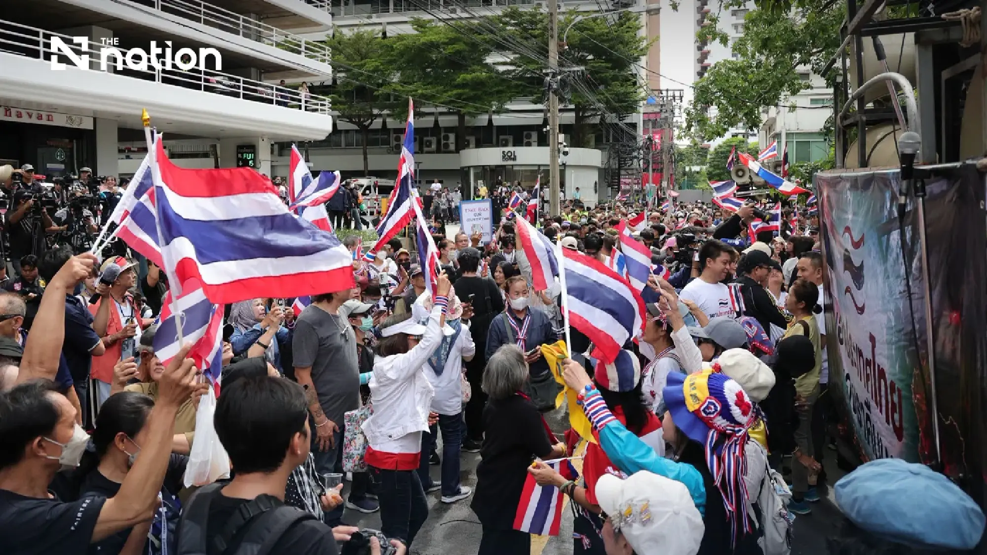 Sondhi leads protest outside Israeli embassy in Bangkok
