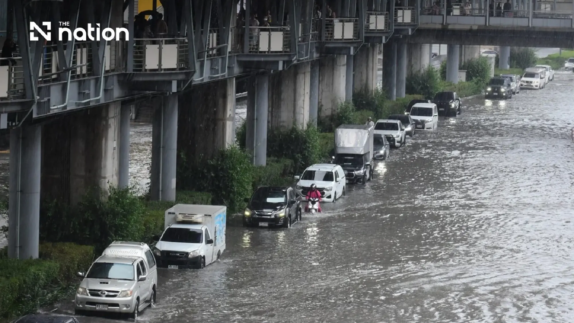 Nine Bangkok roads remain flooded as rain eases and pumping continues