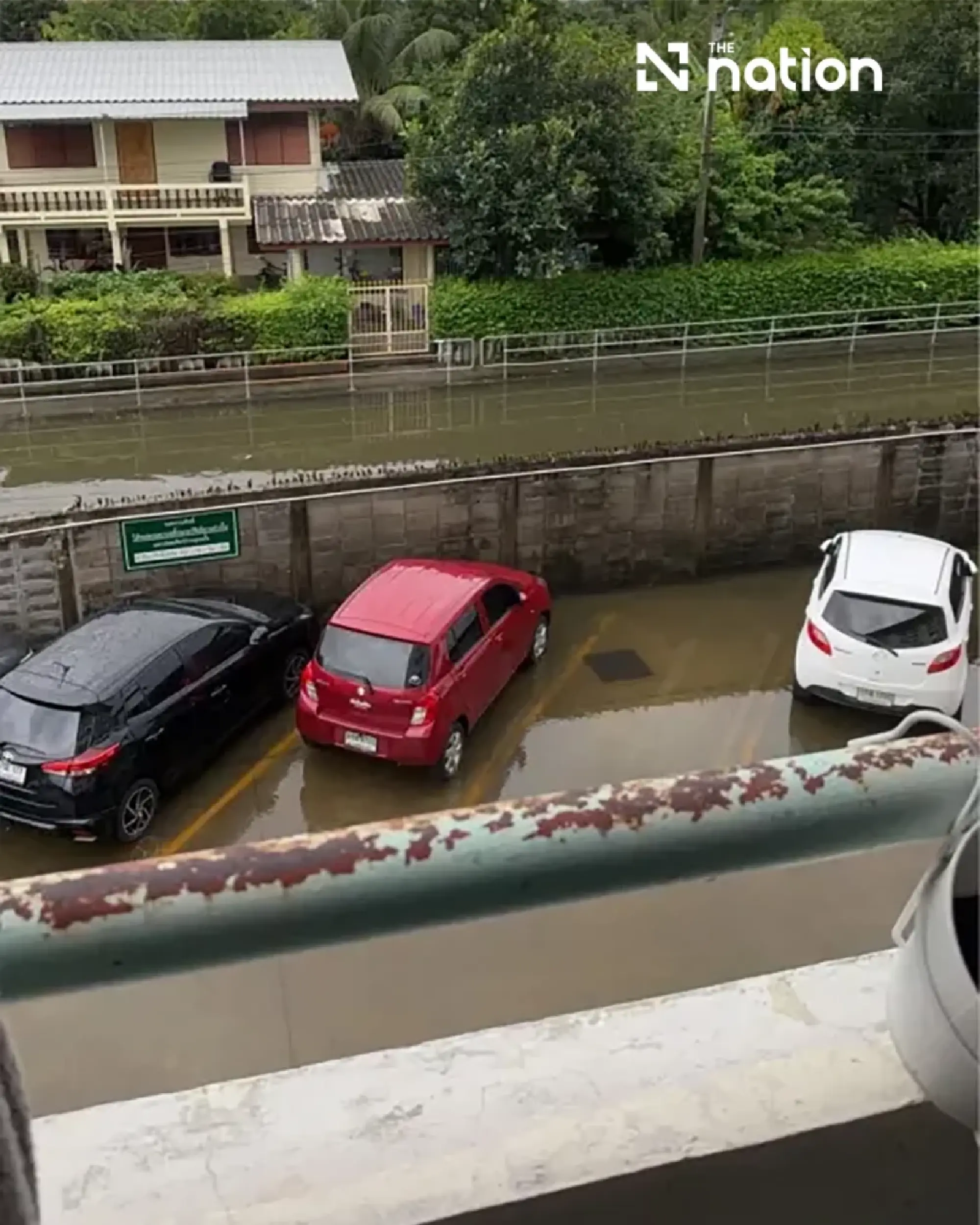 Eastern Bangkok floodwaters remain high despite easing rainfall