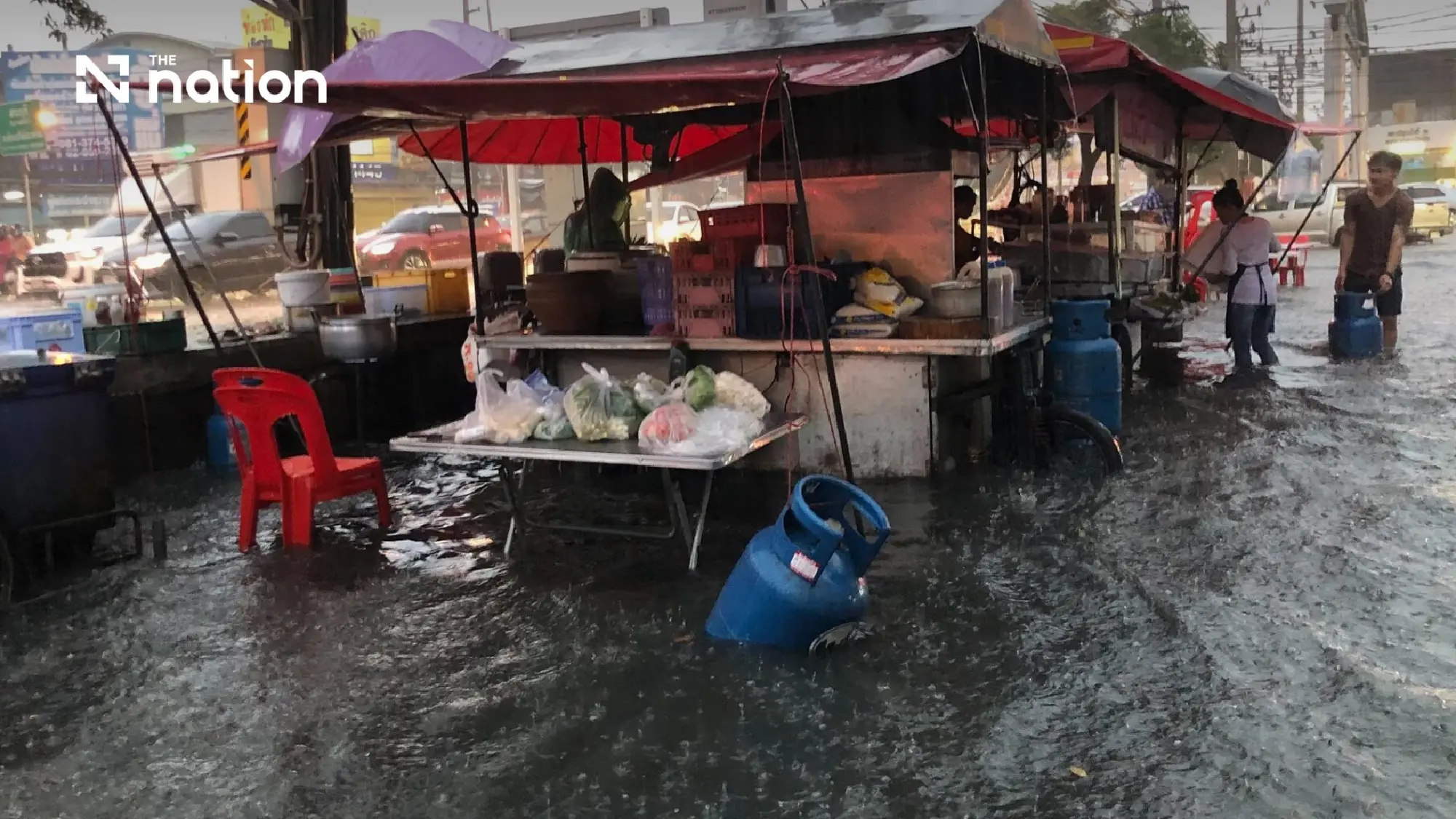 Bangkok Floods Wipe Out 80% of Restaurant Sales Amid Cash-Flow Crisis