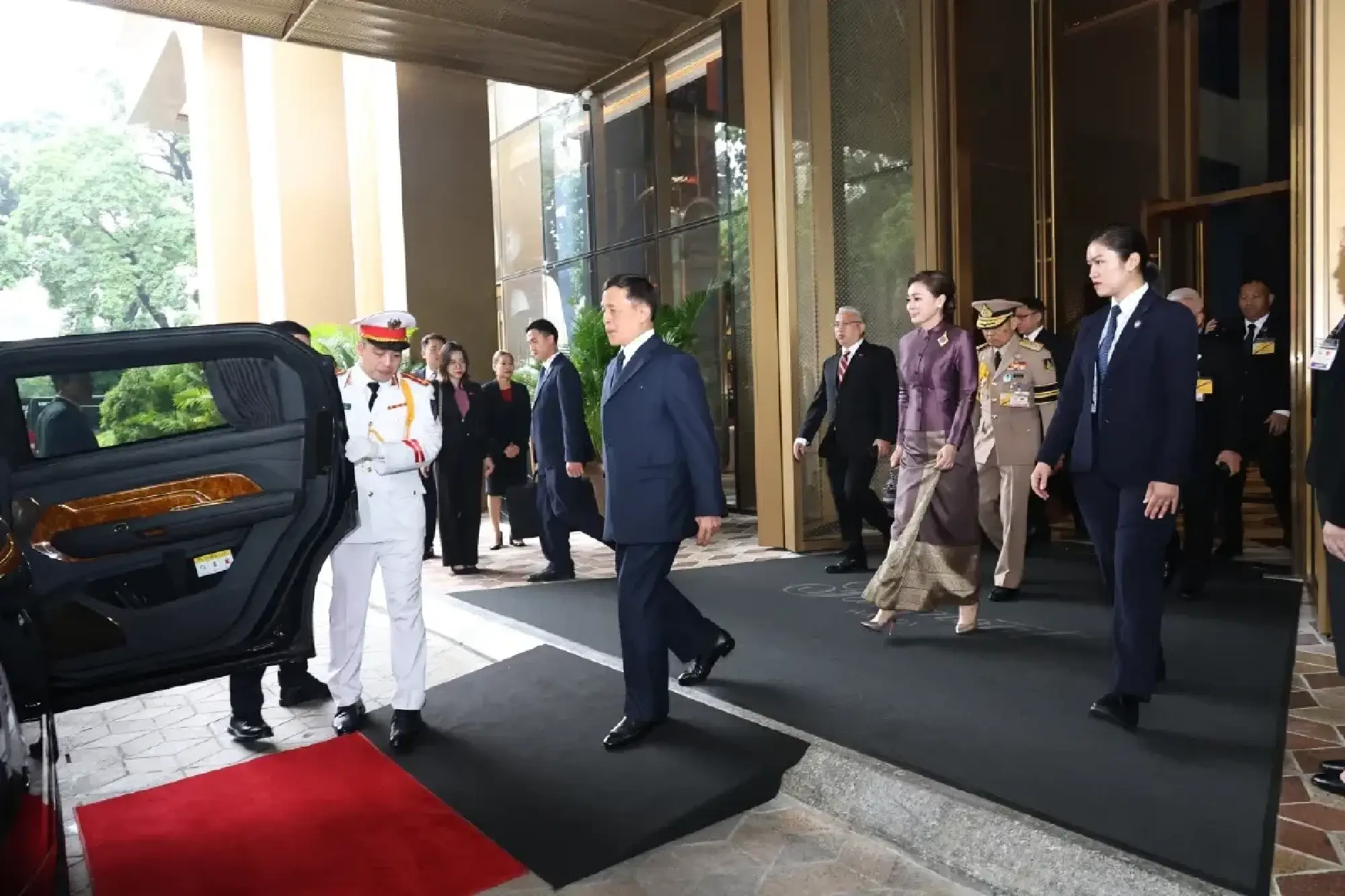 King and Queen attend official welcome ceremony in Vietnam