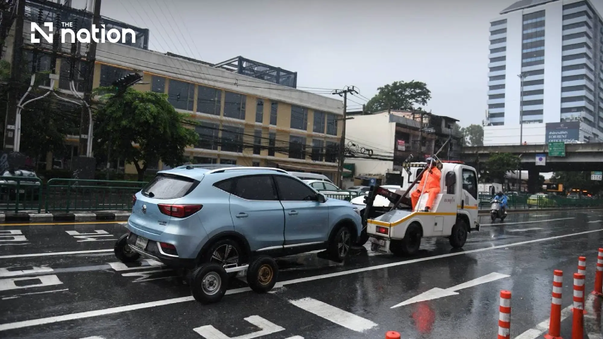 New Phetchaburi Road reopens after floods as stranded cars are cleared