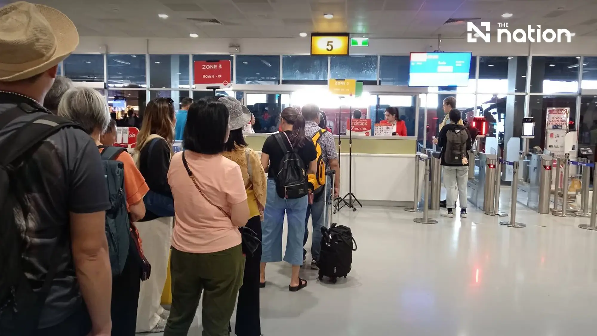 Four airlines offer flexible travel options as Bangkok flooding disrupts journeys