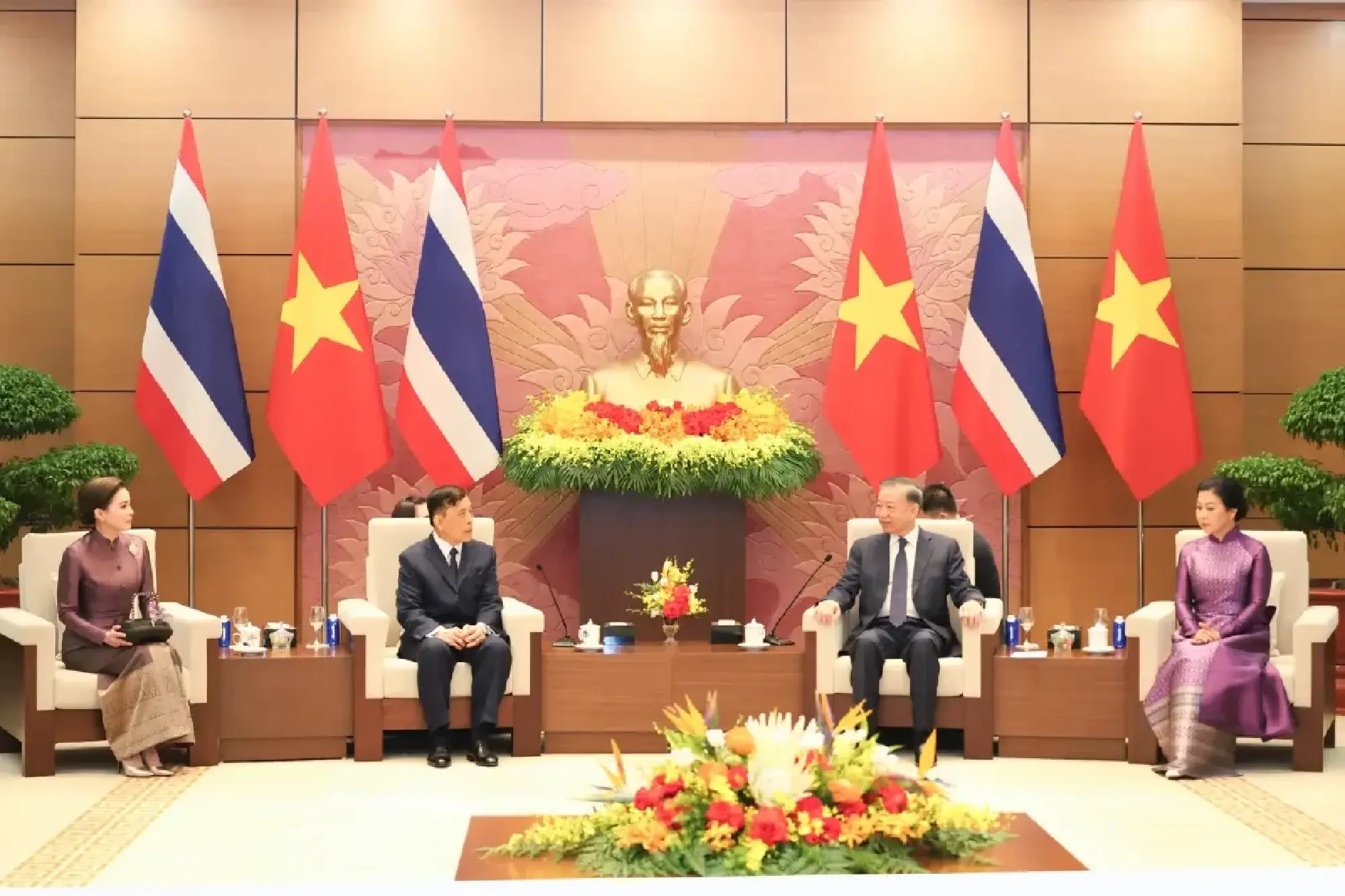 King and Queen attend official welcome ceremony in Vietnam