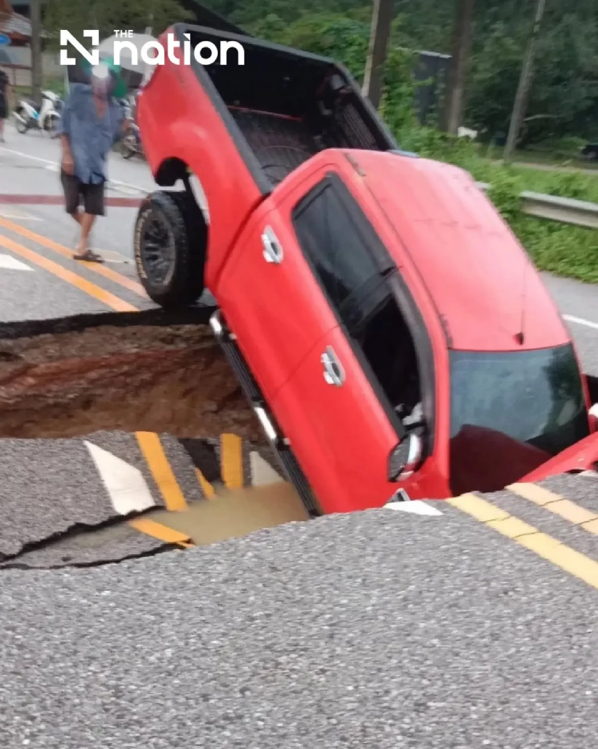 Rayong road closed after floodwater undermines Khao Chik Bridge