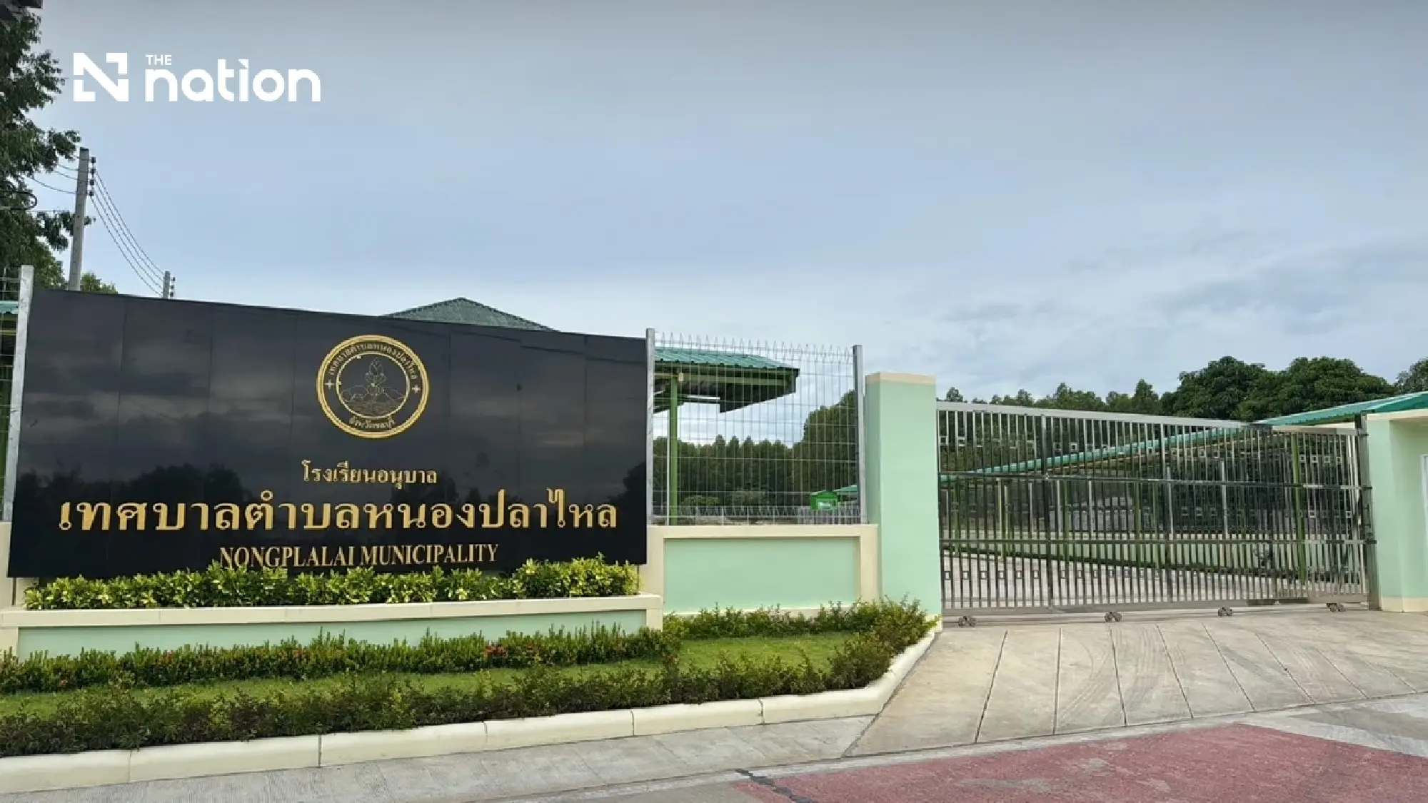 Son’s pleas end 18-hour standoff with Thai police officer