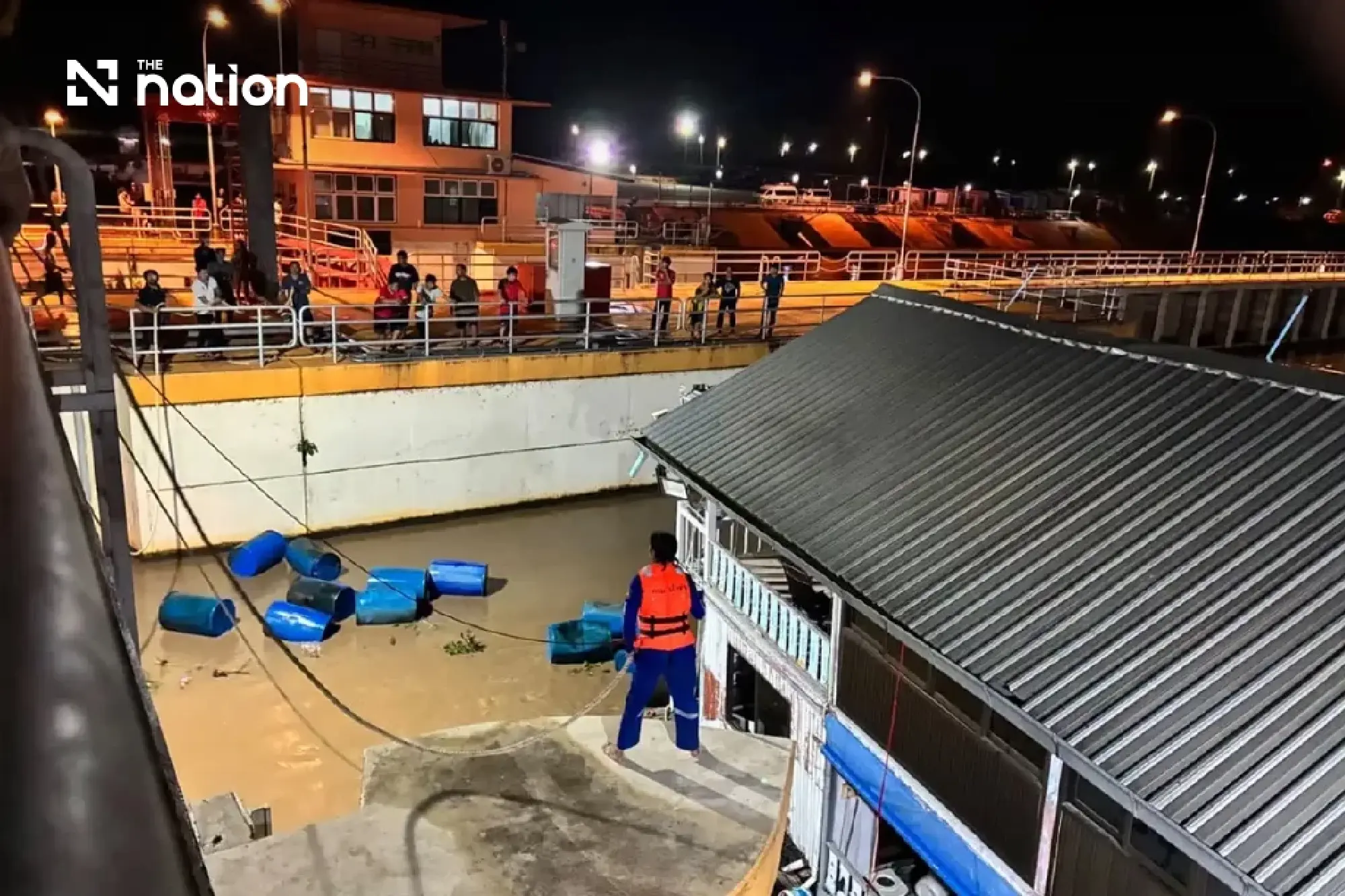 Mae Klong on red flood alert as runaway raft slams into dam gate